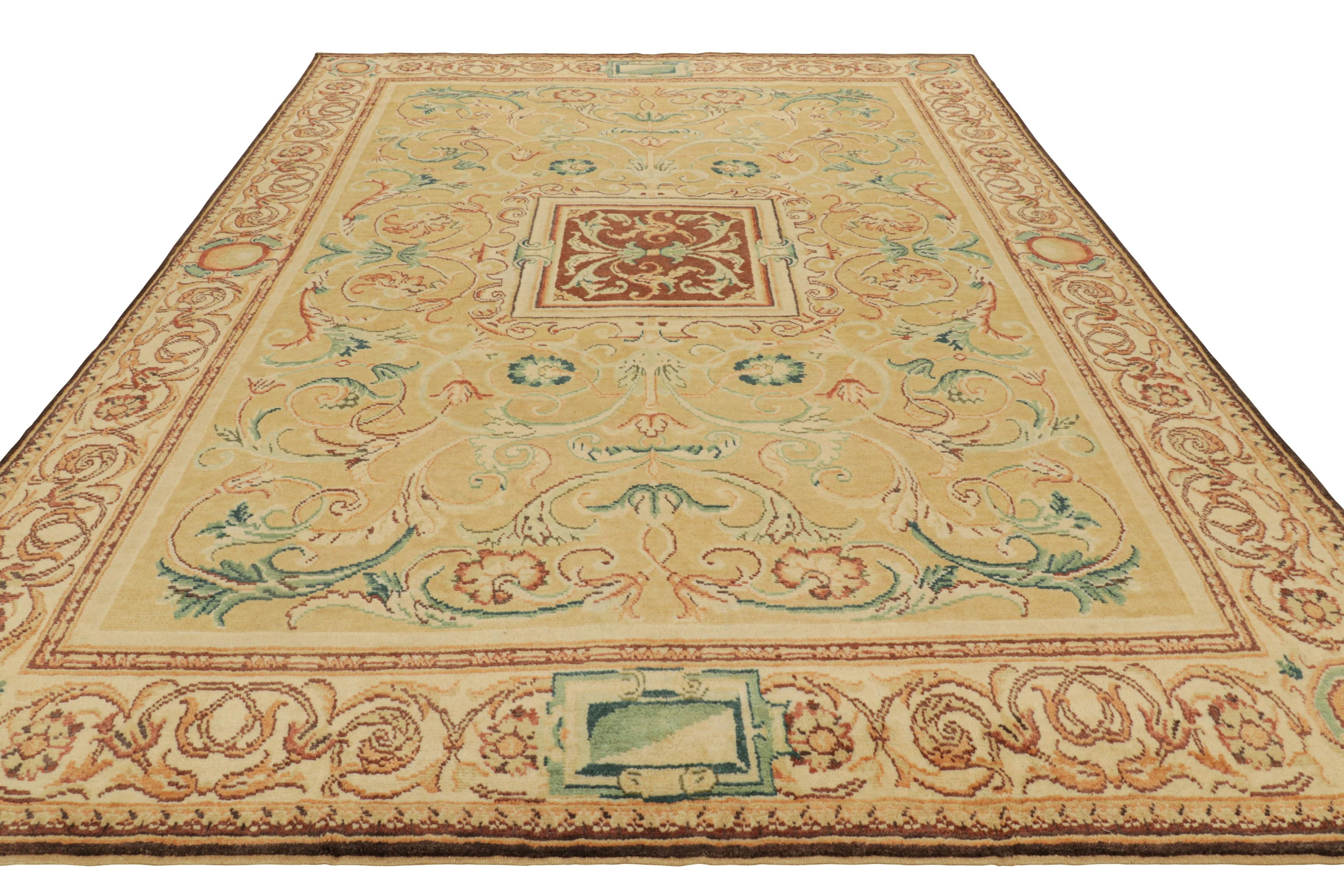 Rug & Kilim's Teppich im europäischen Stil in Gold mit Blumenmustern und Medaillon (Handgeknüpft) im Angebot