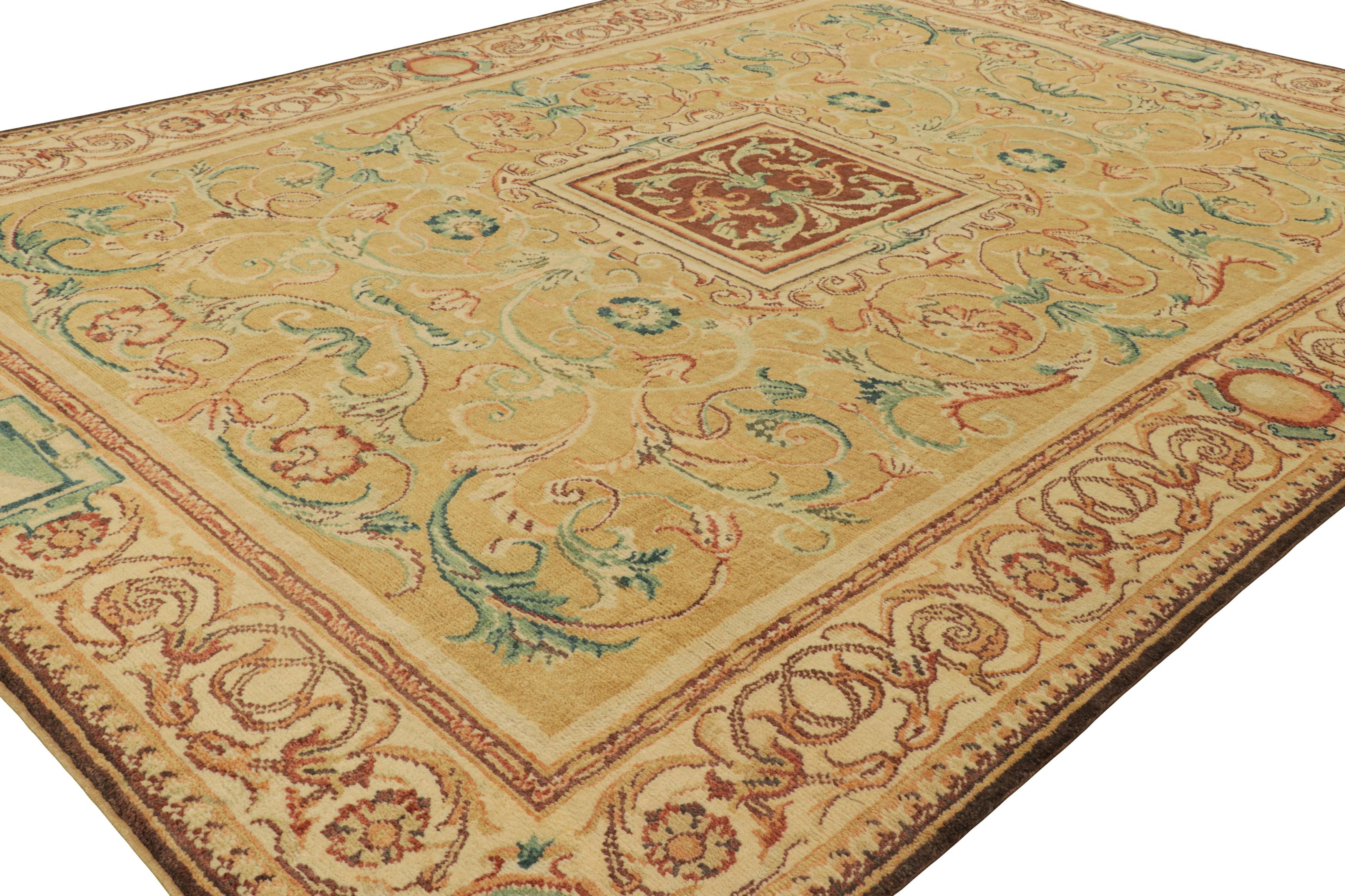 Rug & Kilim's Teppich im europäischen Stil in Gold mit Blumenmustern und Medaillon im Zustand „Neu“ im Angebot in Long Island City, NY