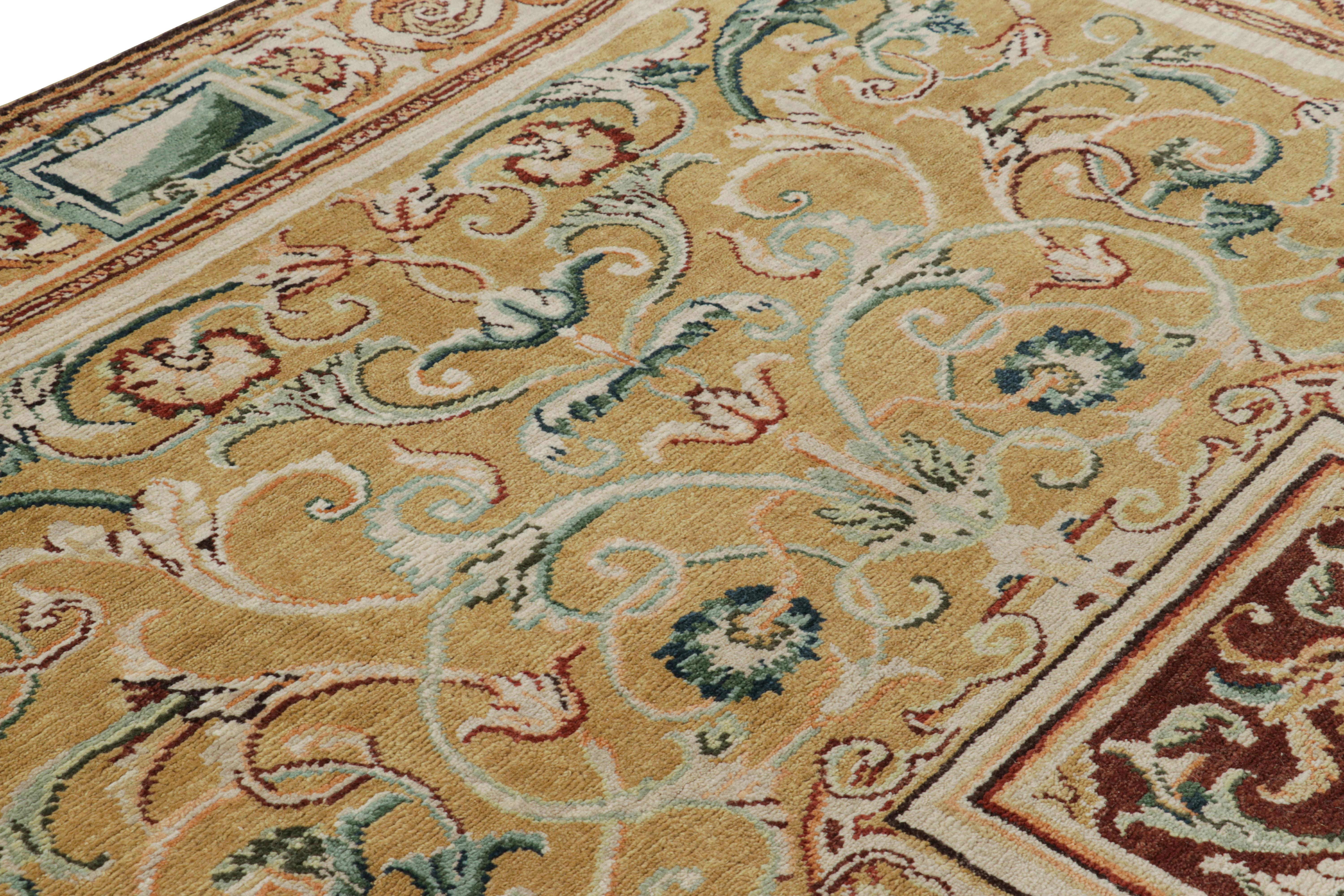 Rug & Kilim - Tappeto in stile europeo in oro con motivi floreali e medaglione In condizioni Nuovo in vendita a Long Island City, NY