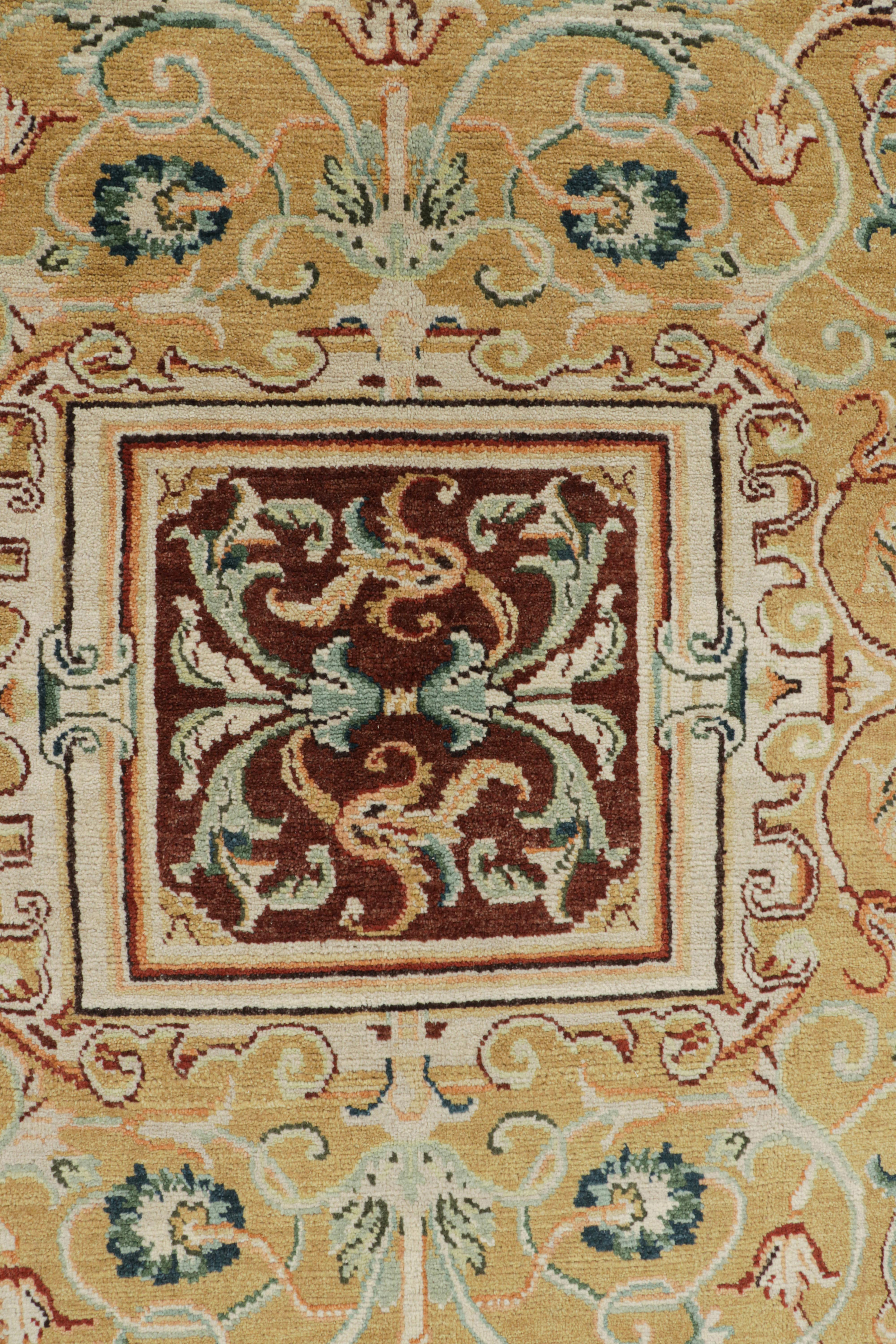 XXI secolo e contemporaneo Rug & Kilim - Tappeto in stile europeo in oro con motivi floreali e medaglione in vendita