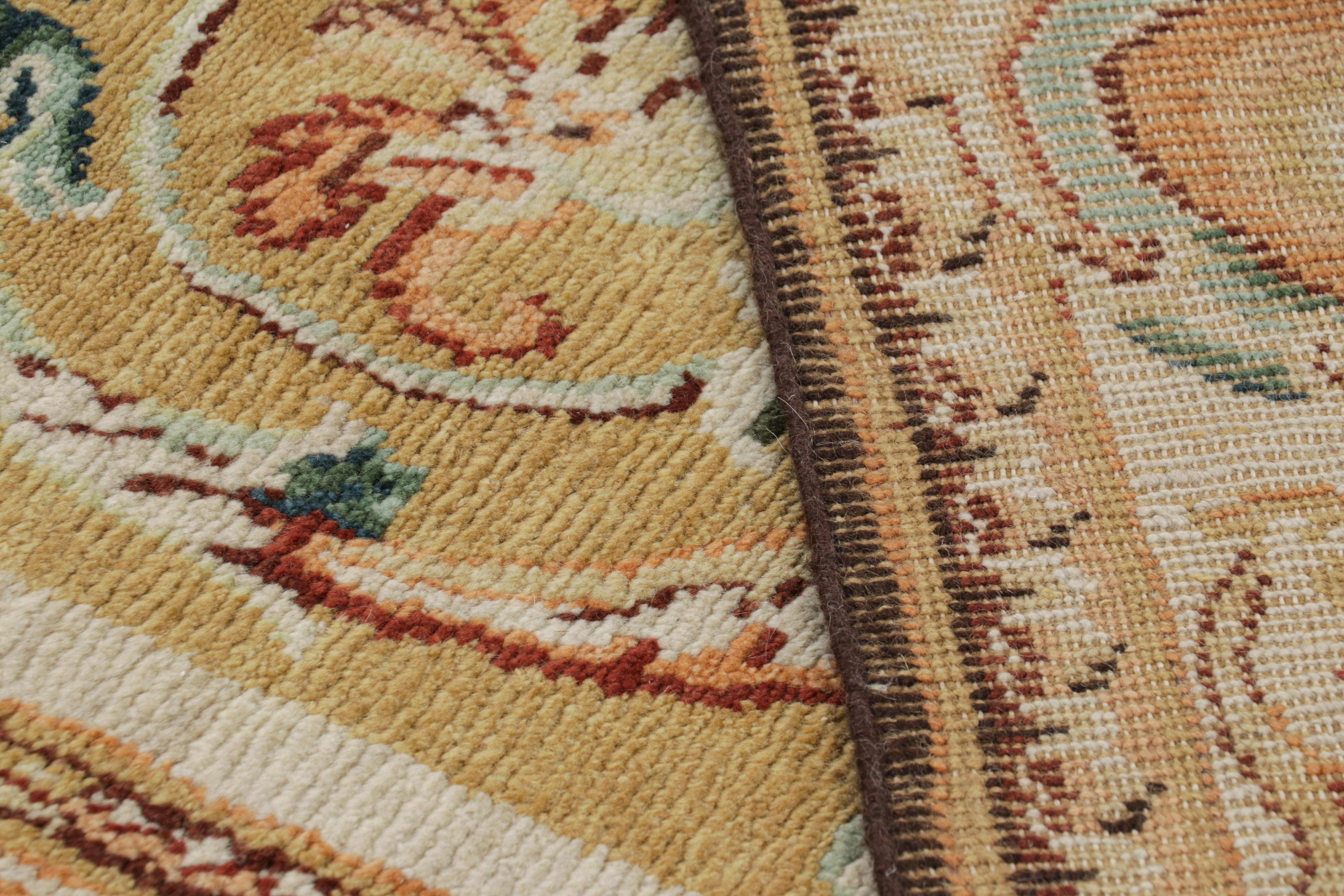 Lana Rug & Kilim - Tappeto in stile europeo in oro con motivi floreali e medaglione in vendita