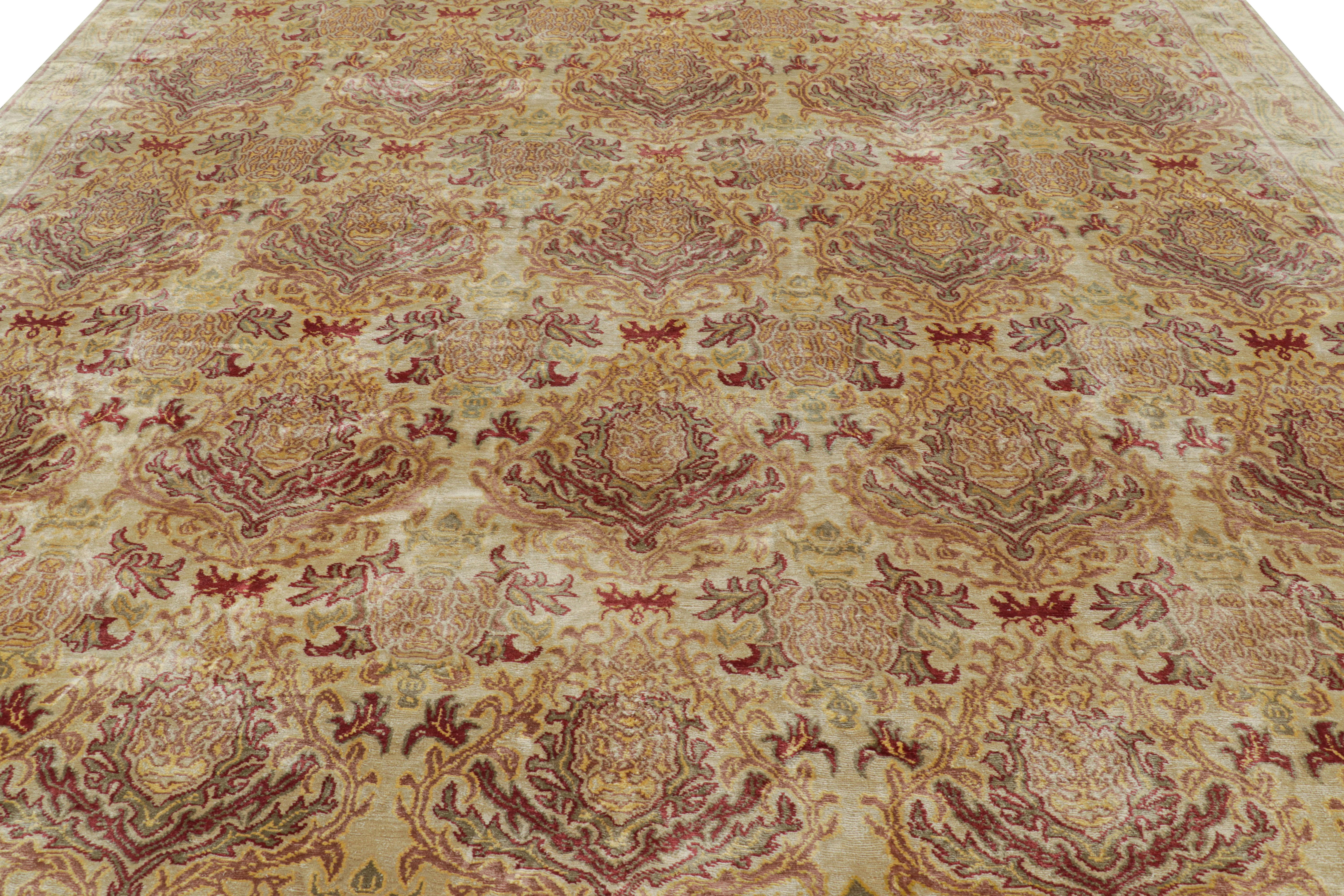 Anudada a mano en seda natural, esta alfombra de 9x11 se une a la colección europea de Rug & Kilim, un diseño cariñosamente titulado 