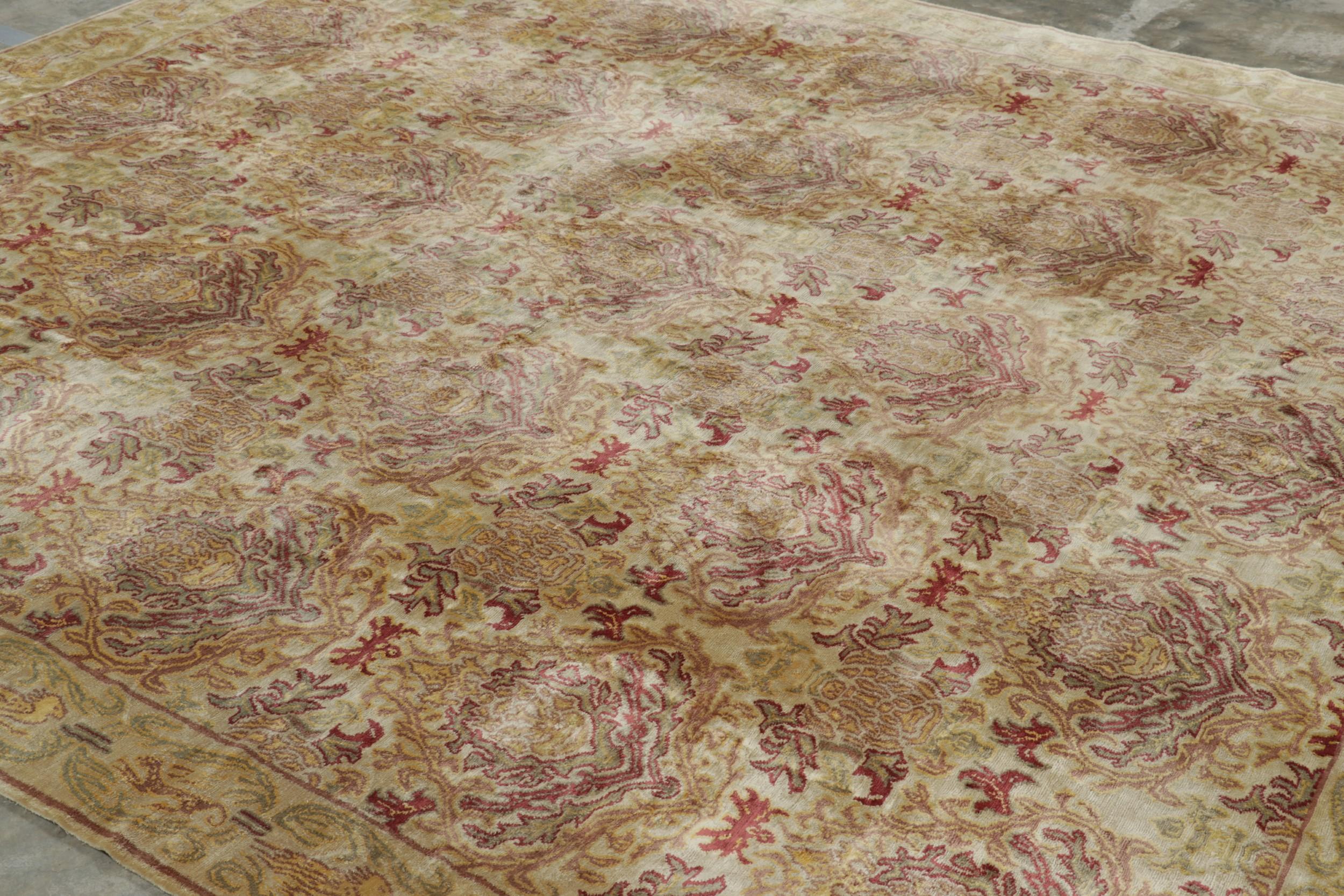 Anudada a mano en seda natural, esta alfombra de 9x11 se une a la colección europea de Rug & Kilim, un diseño cariñosamente titulado 