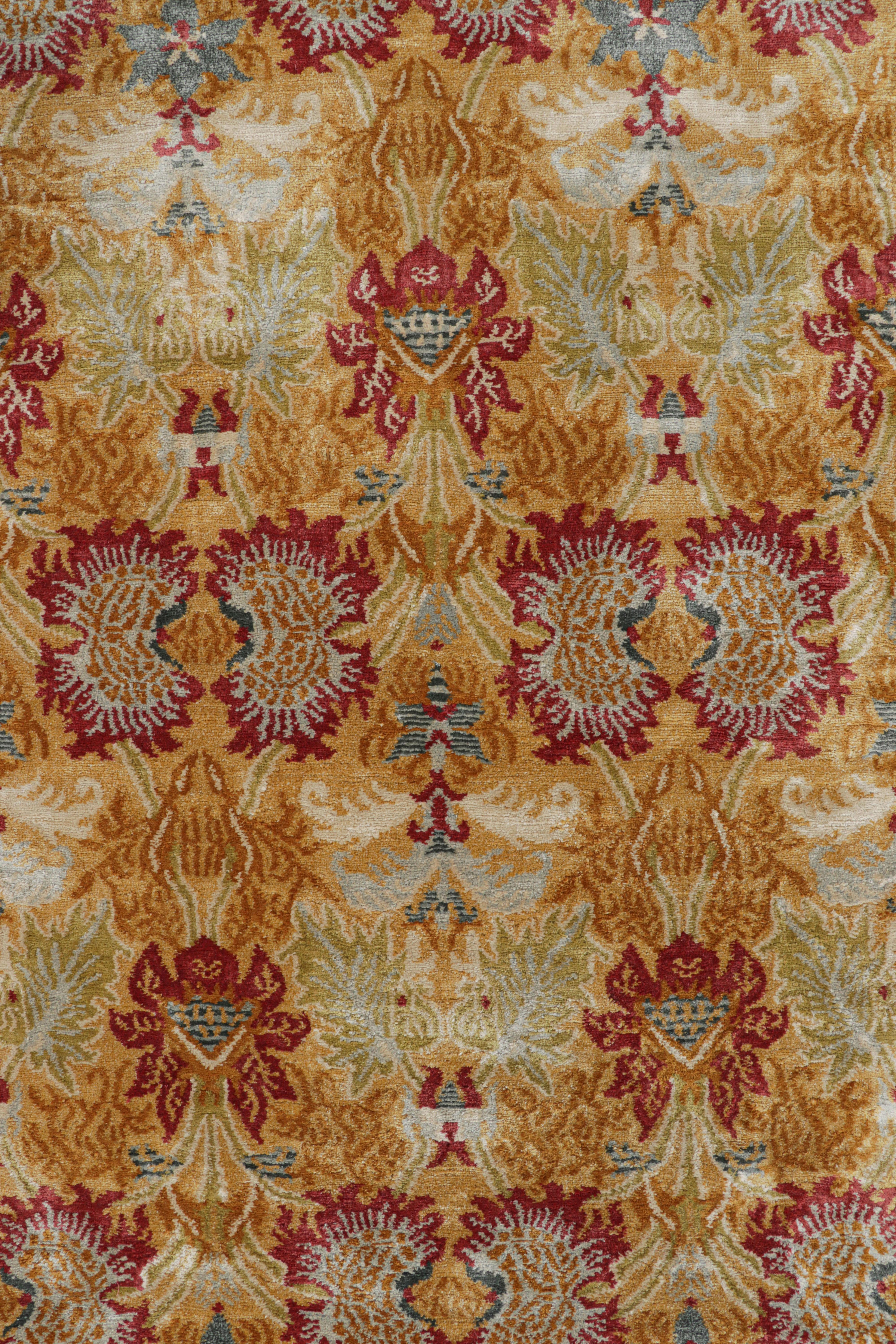 Rug & Kilim's Europäischer Teppich in Gold mit Blumenmustern Toledo (Nepalesisch) im Angebot