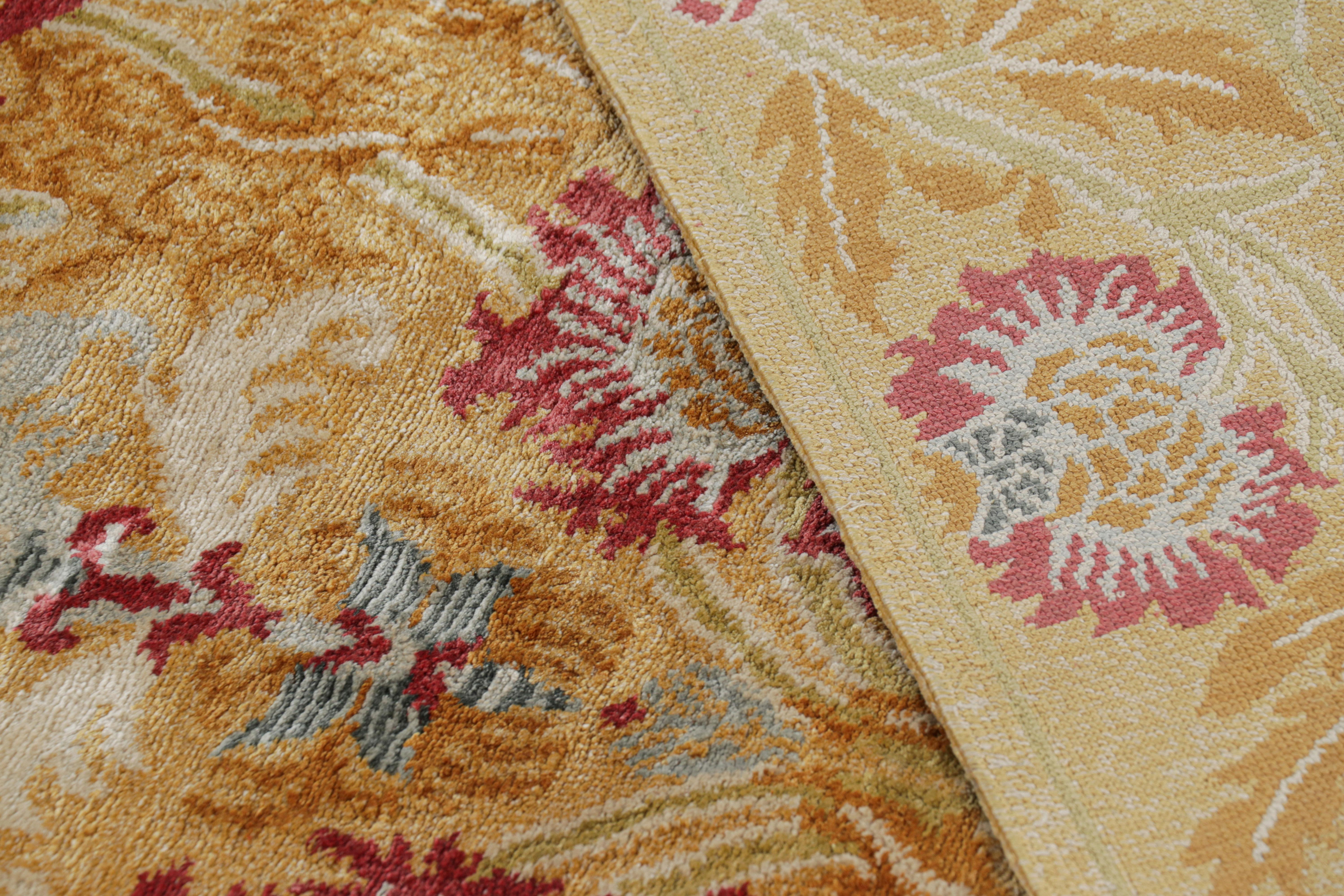 Soie Rug & Kilim's European Style Rug in Gold with Floral Patterns Toledo (tapis de style européen en or avec motifs floraux) en vente