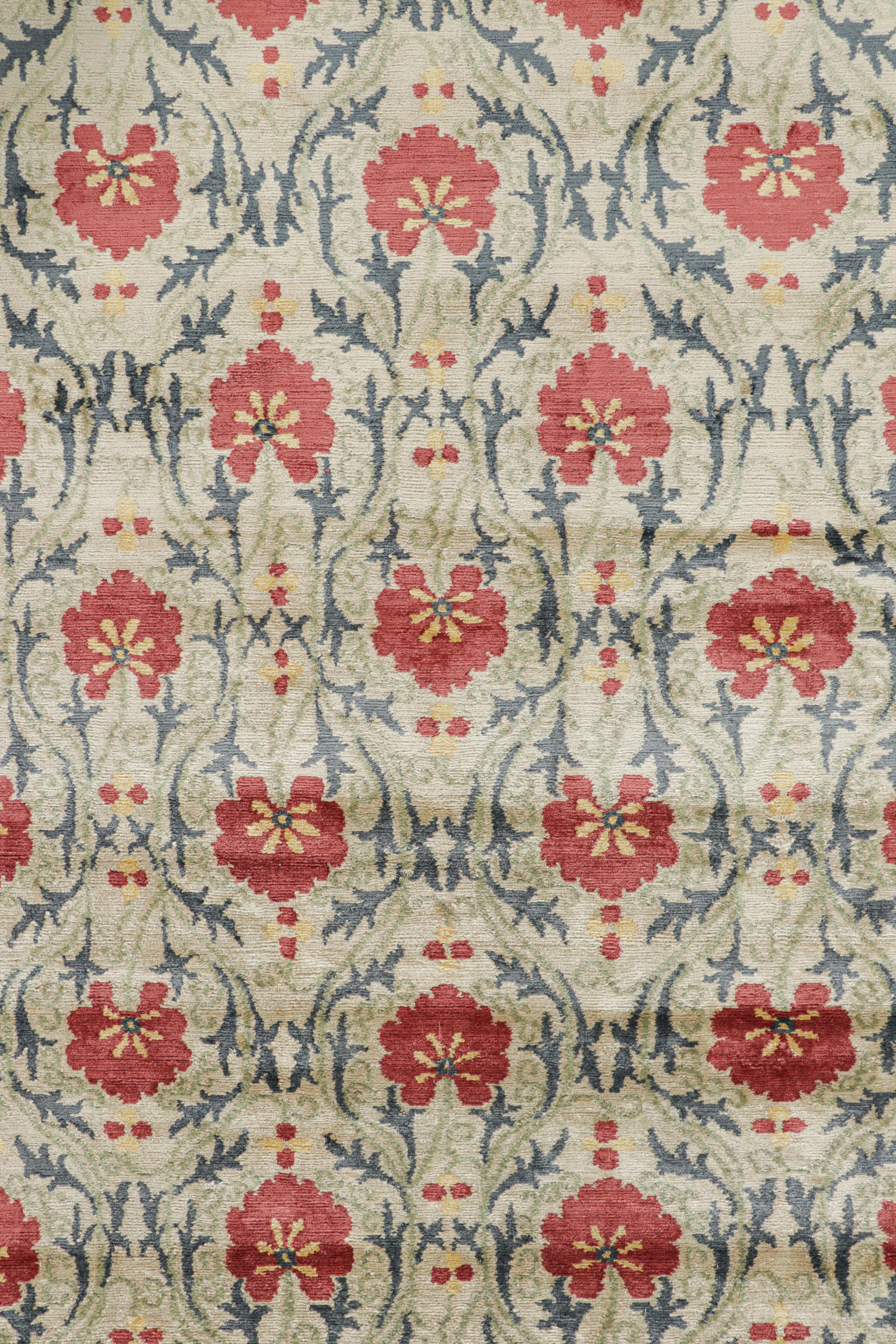 Nepalese Rug & Kilim è un tappeto in stile europeo in oro con fiori rossi e verde acqua 