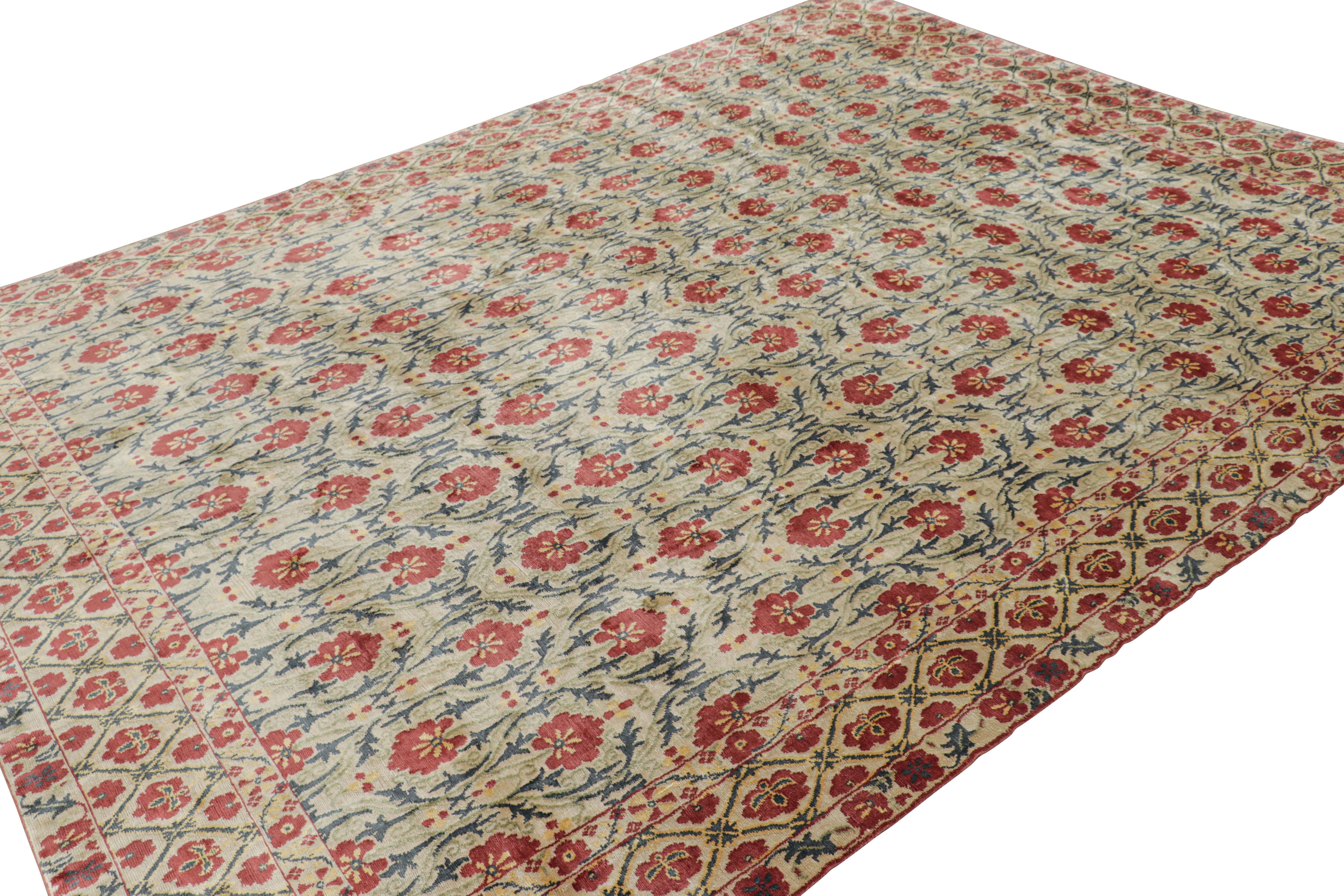 Rug & Kilim è un tappeto in stile europeo in oro con fiori rossi e verde acqua 