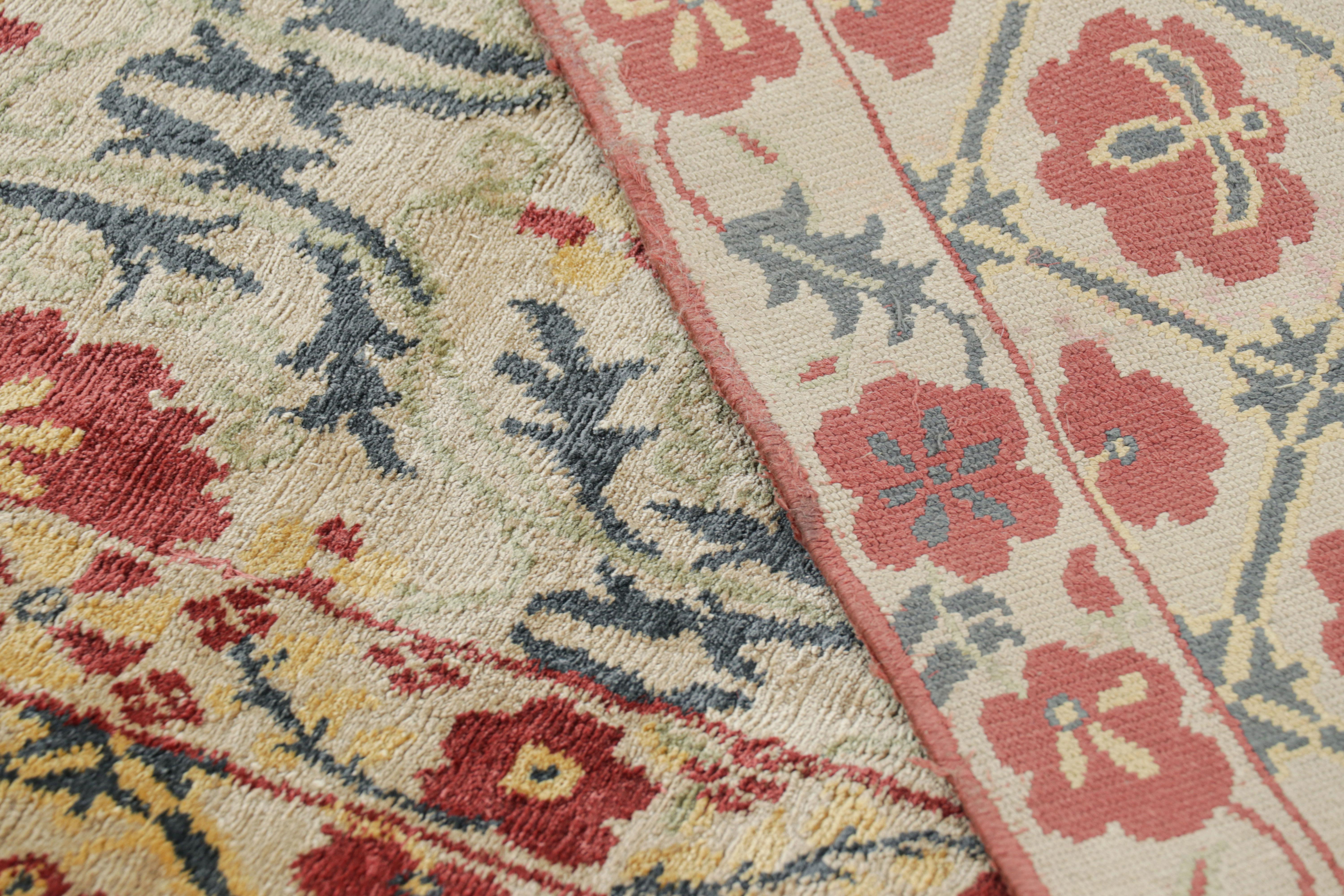 Seta Rug & Kilim è un tappeto in stile europeo in oro con fiori rossi e verde acqua 