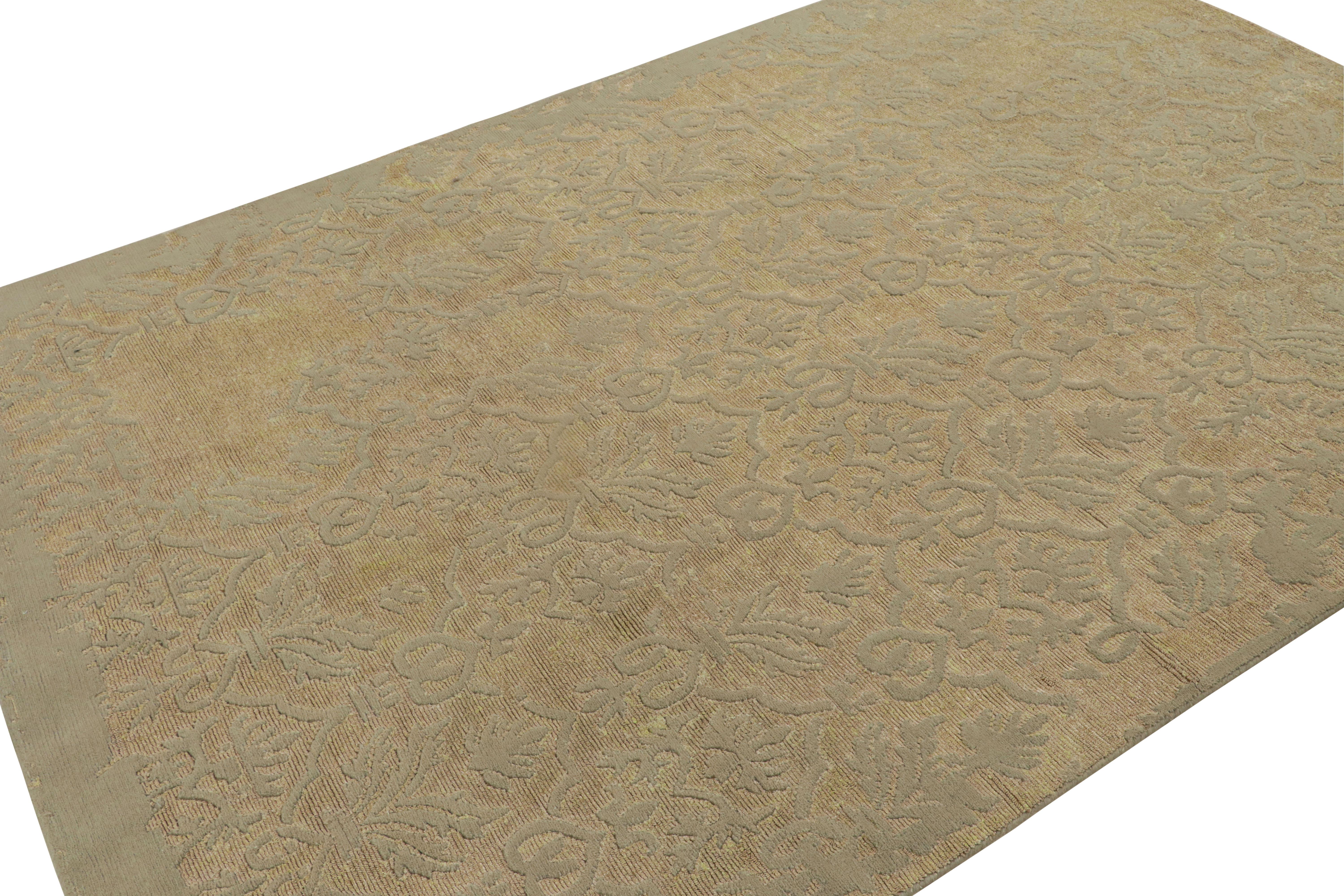 Dieser handgeknüpfte Teppich im Format 6x9 mit schimmernden Metallfäden ist die neueste Ergänzung zu den zeitgenössischen Werken dieser europäischen Collection'S und einer unserer aufregendsten Teppiche mit einer Hoch-Tief-Struktur. 

Über das