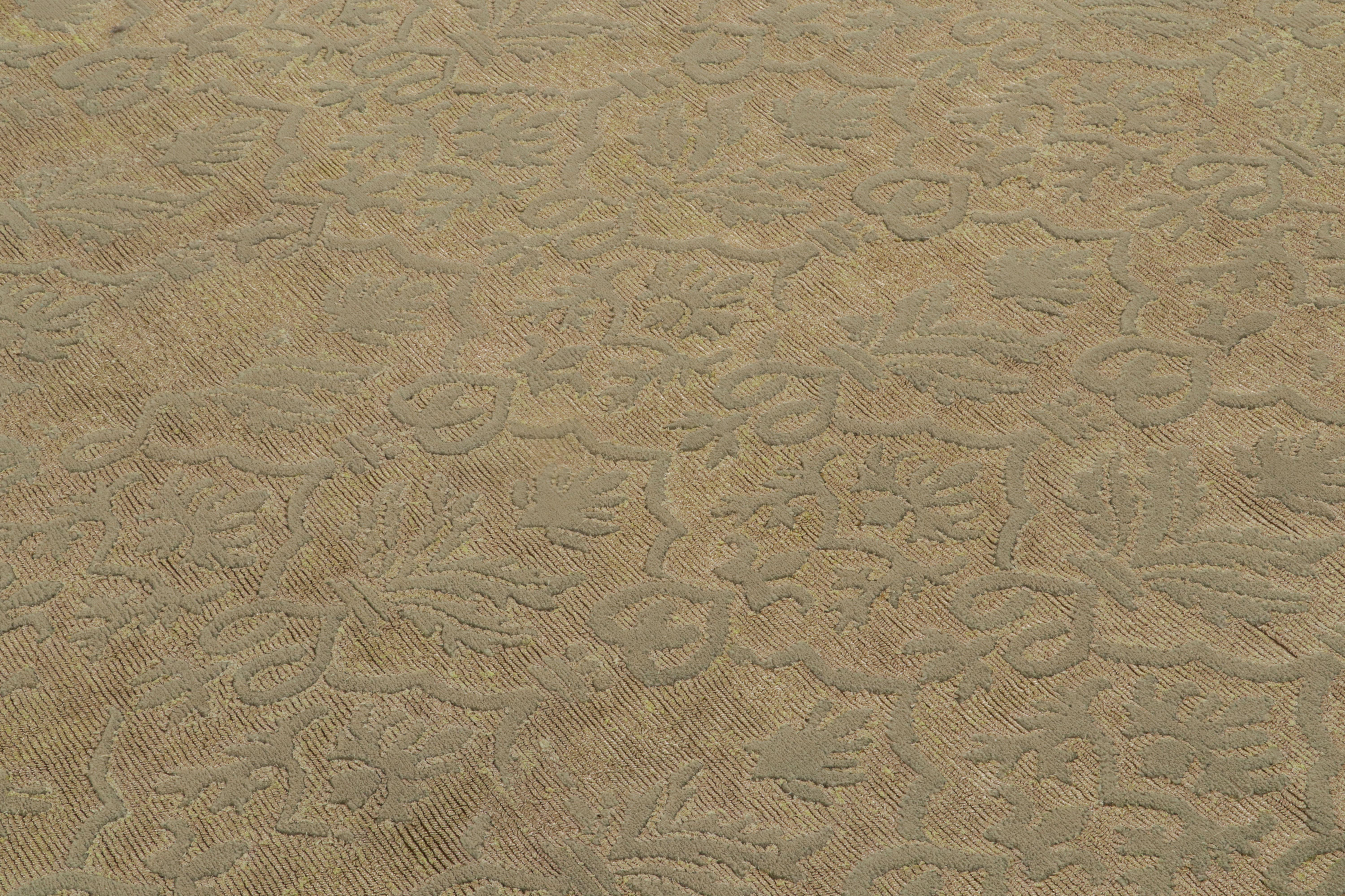Indien Rug & Kilim's European-Style Rug in Gold with Trellises and Floral Patterns (tapis de style européen en or avec des treillis et des motifs floraux) en vente