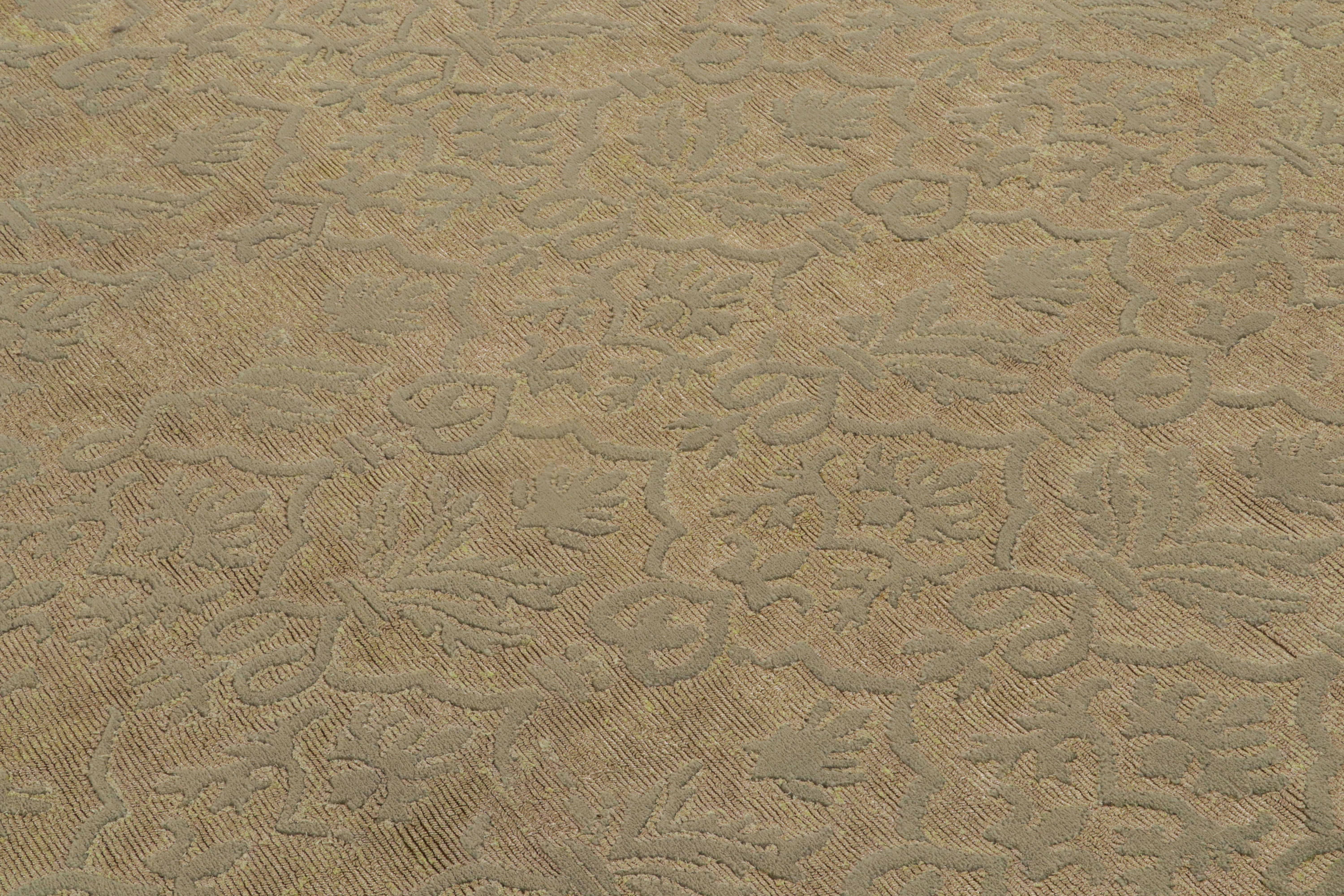 Indiano Rug & Kilim: Tappeto in stile europeo in oro con tralicci e motivi floreali in vendita