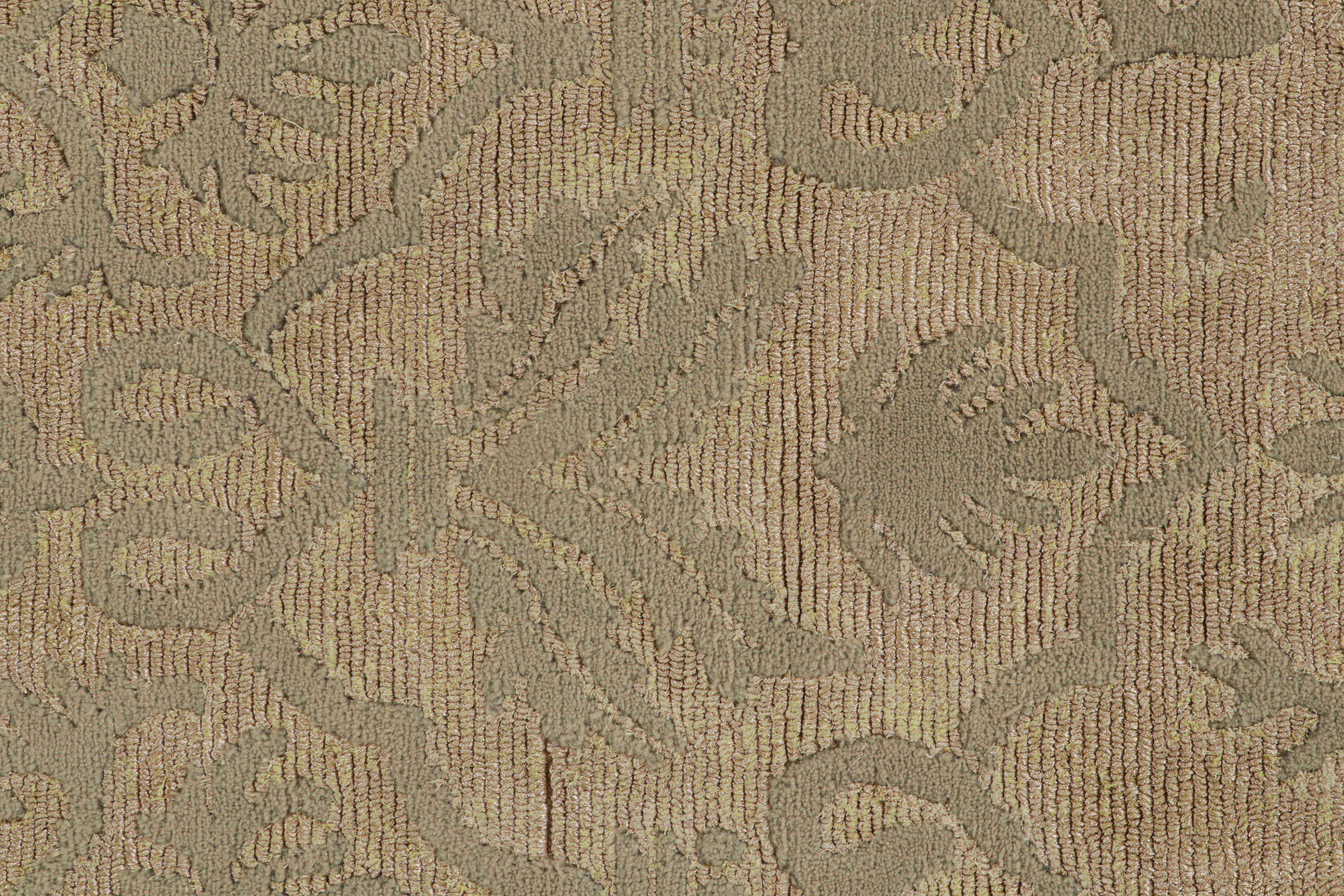Europäischer Teppich von Rug & Kilim in Gold mit Spalieren und Blumenmustern im Zustand „Neu“ im Angebot in Long Island City, NY