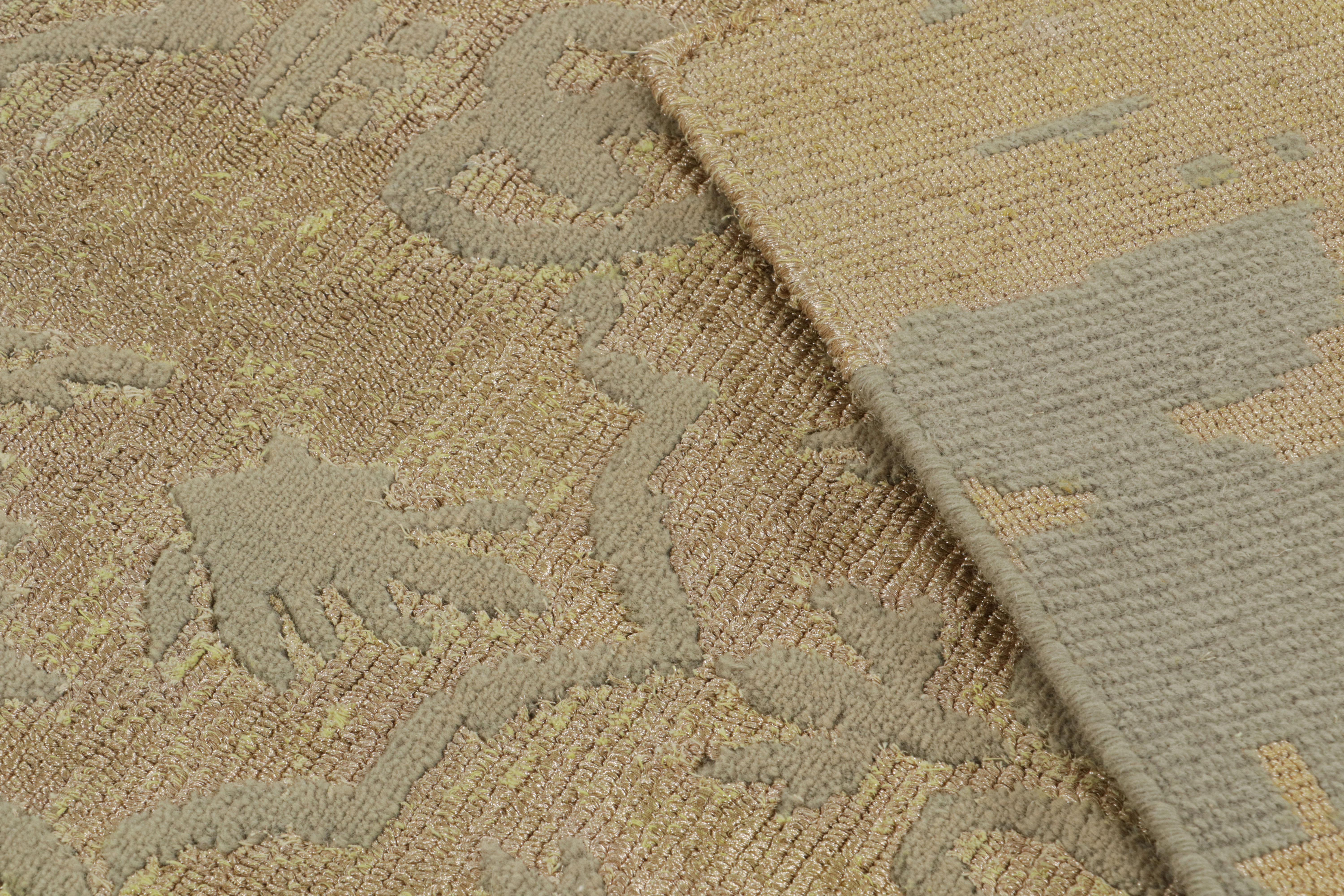 XXI secolo e contemporaneo Rug & Kilim: Tappeto in stile europeo in oro con tralicci e motivi floreali in vendita