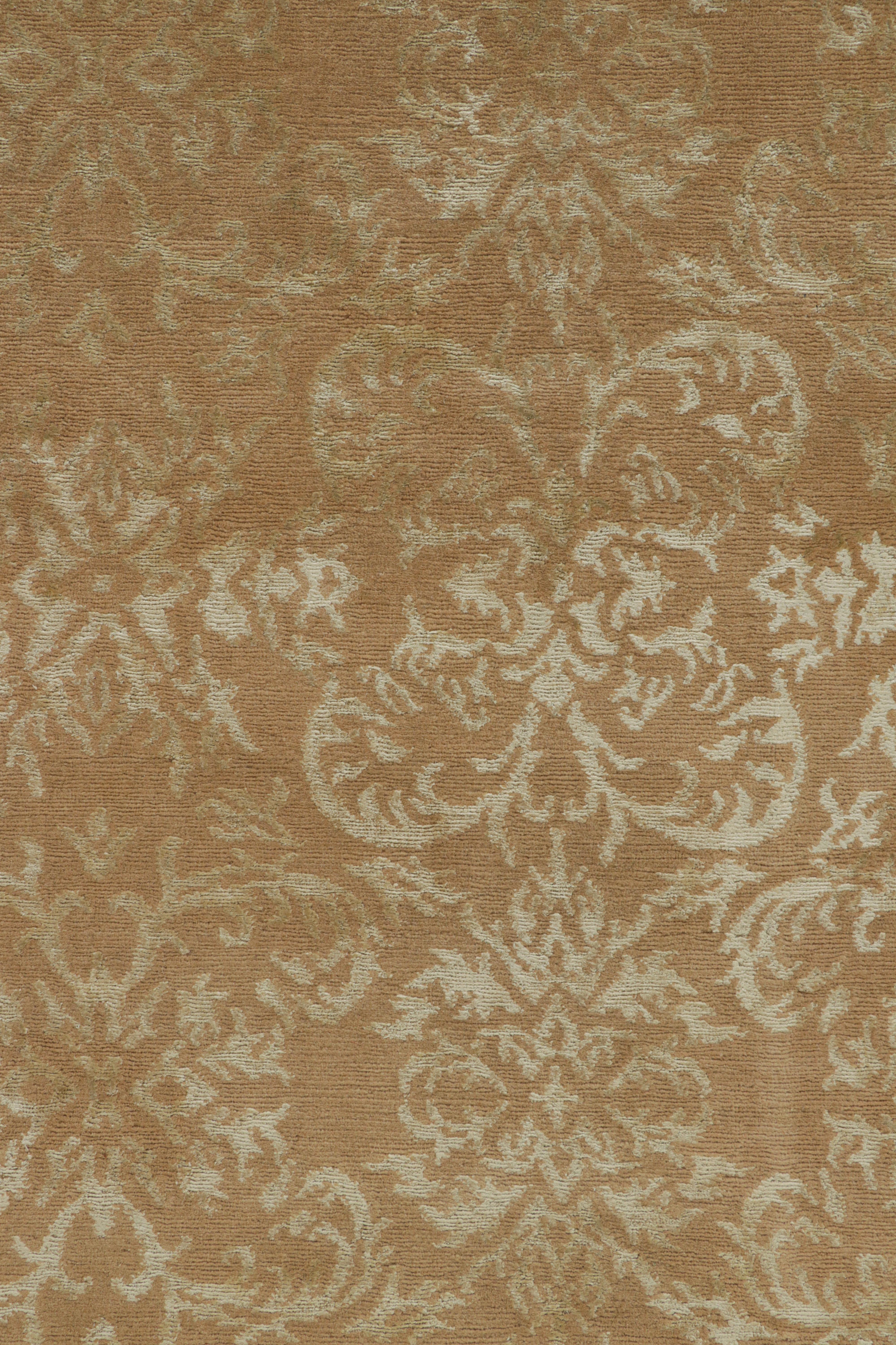 Nepalese Rug & Kilim Tappeto in stile europeo in marrone dorato con motivi arabescati in verde in vendita
