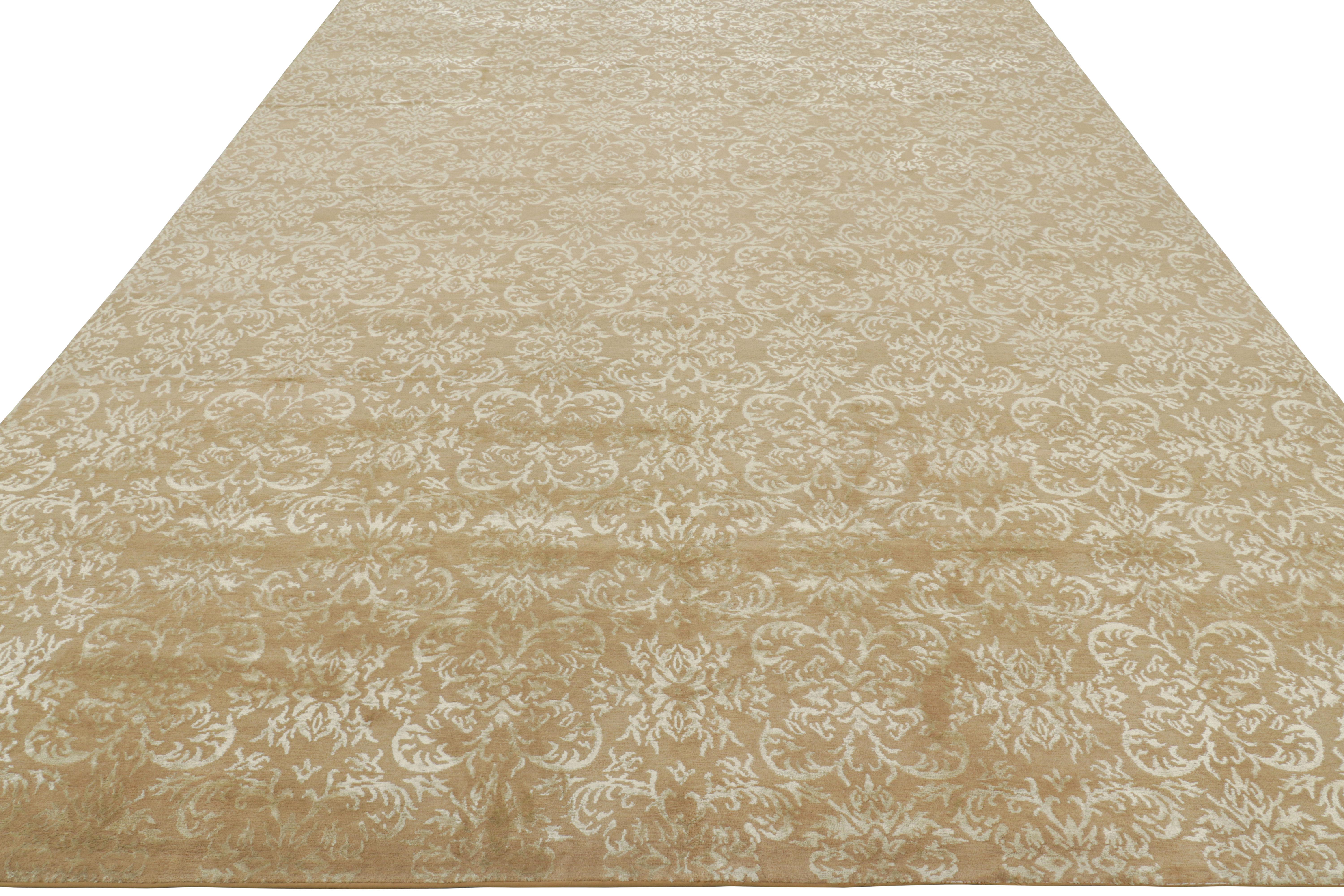 Annodato a mano Rug & Kilim Tappeto in stile europeo in marrone dorato con motivi arabescati in verde in vendita