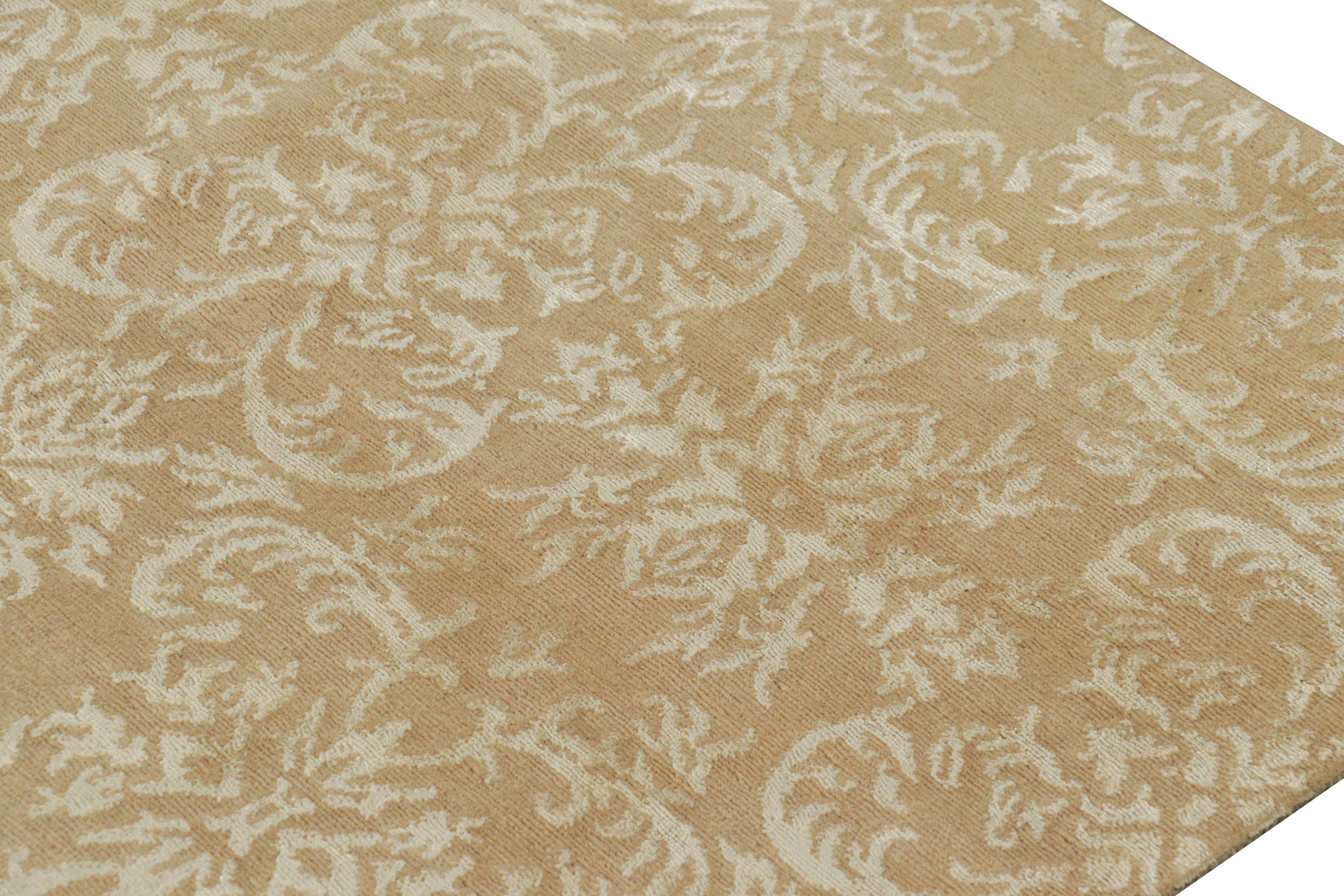 XXI secolo e contemporaneo Rug & Kilim Tappeto in stile europeo in marrone dorato con motivi arabescati in verde in vendita