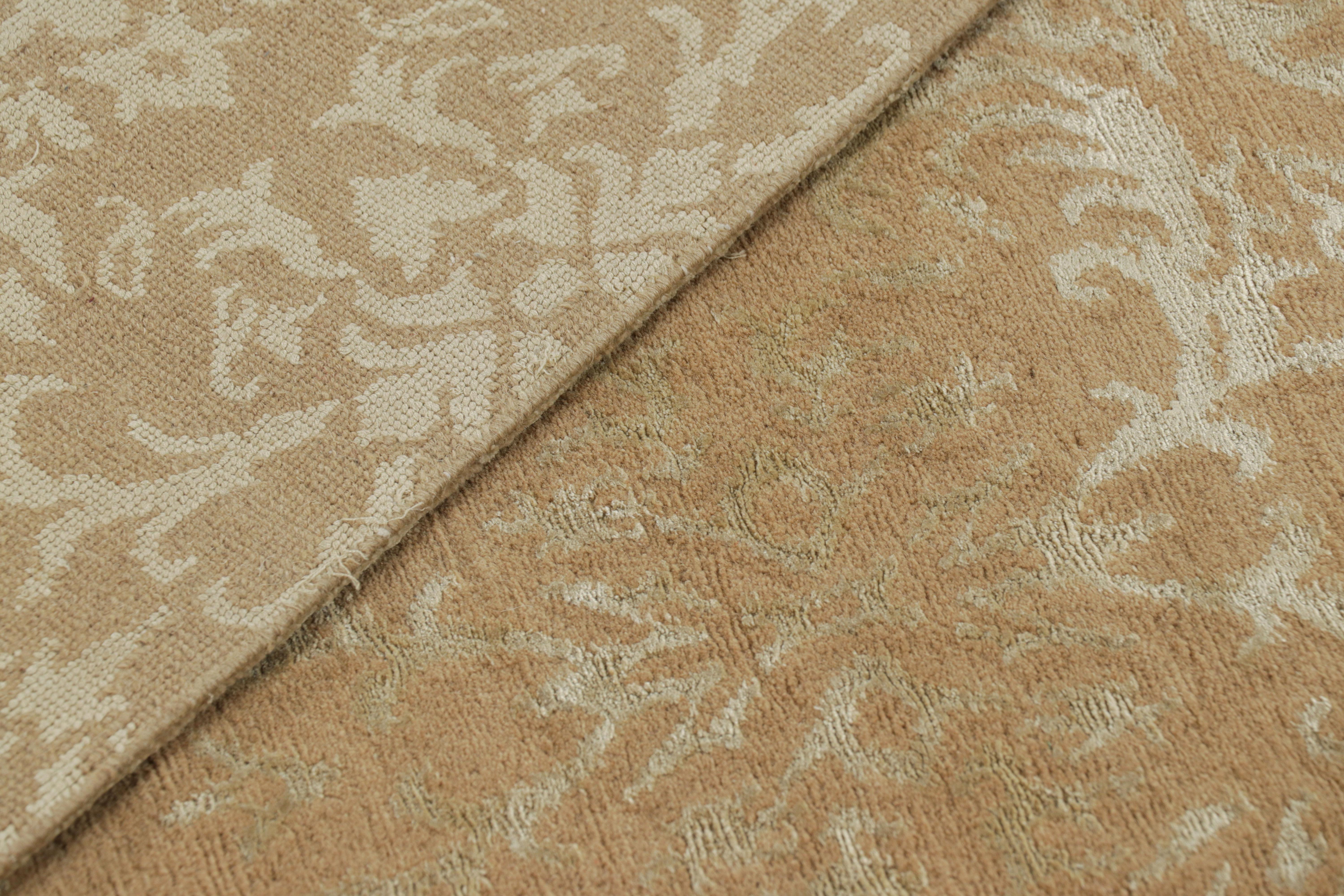 Rug & Kilim Tappeto in stile europeo in marrone dorato con motivi arabescati in verde in vendita 1