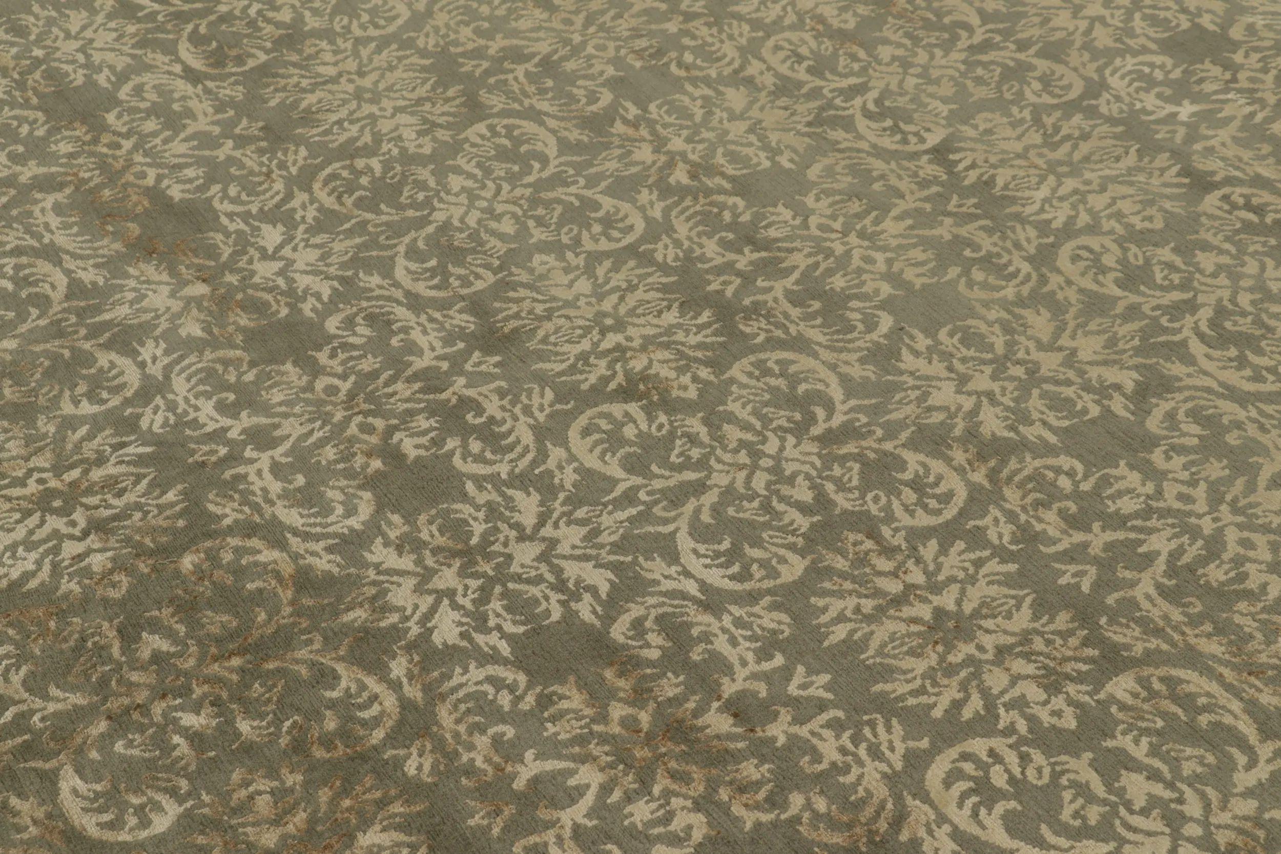 Rug & Kilim's Teppich im europäischen Stil in Grün mit arabesken Mustern in Beige-Braun (21. Jahrhundert und zeitgenössisch) im Angebot