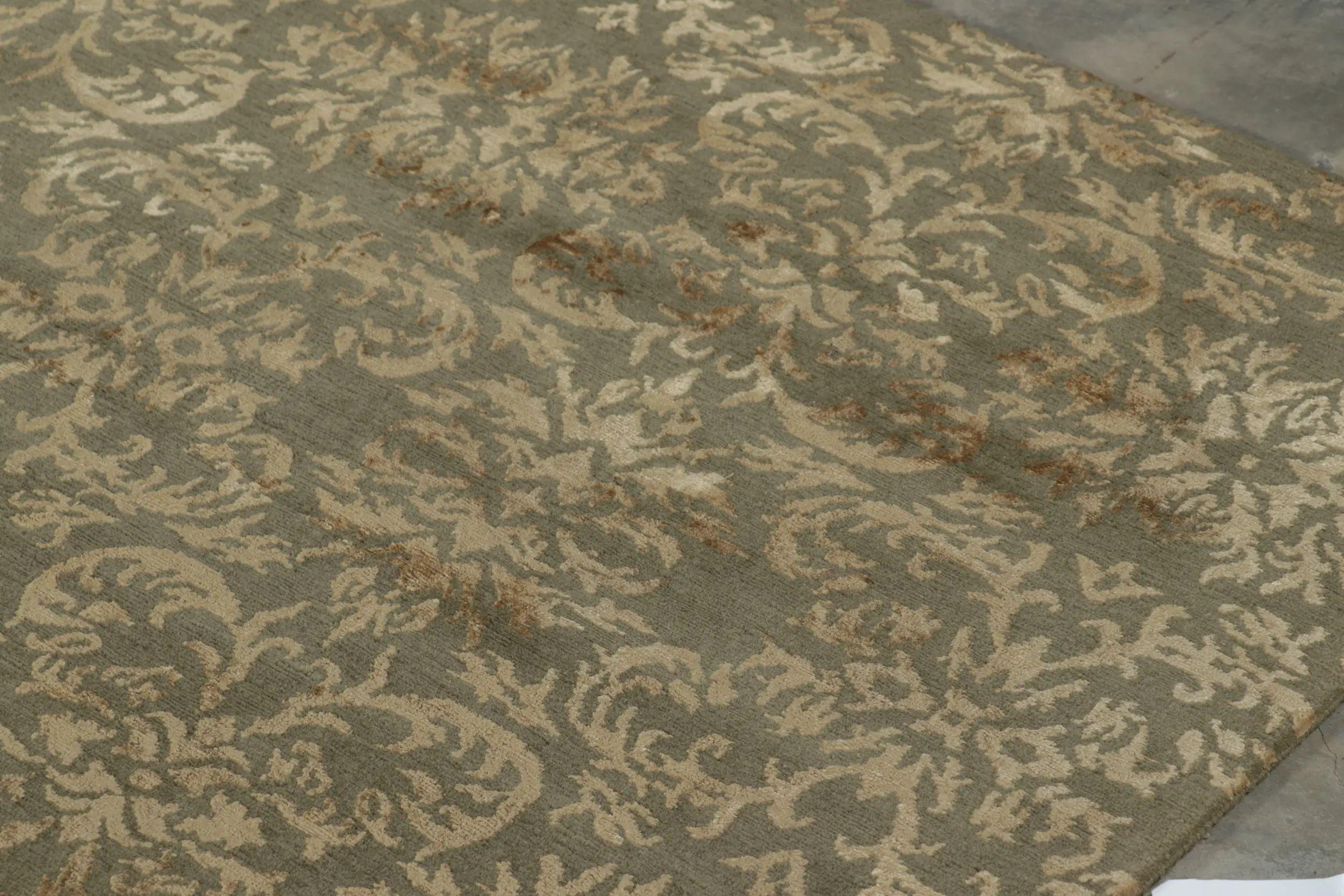 Rug & Kilim's Teppich im europäischen Stil in Grün mit arabesken Mustern in Beige-Braun (Wolle) im Angebot