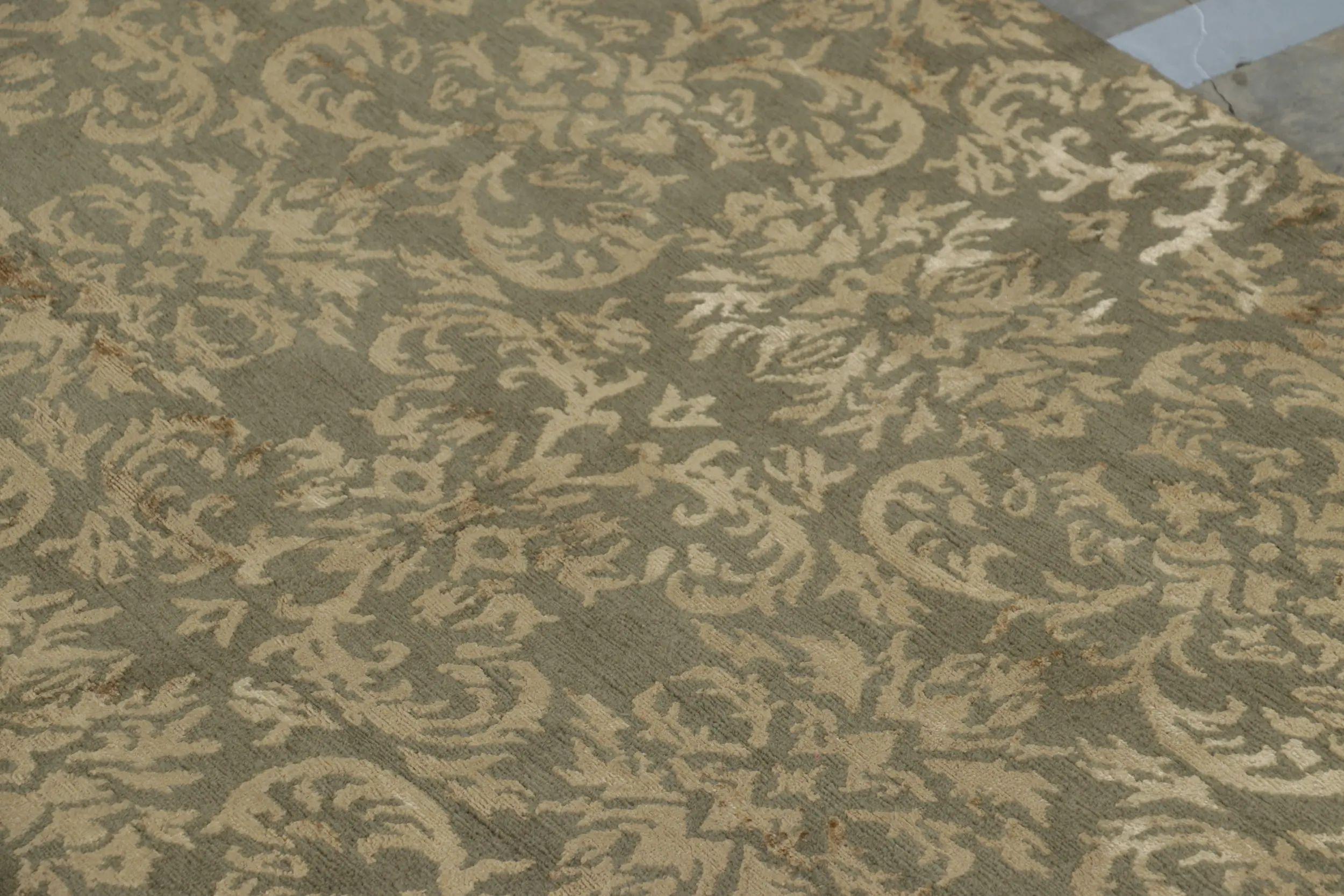 Rug & Kilim's Teppich im europäischen Stil in Grün mit arabesken Mustern in Beige-Braun im Angebot 1