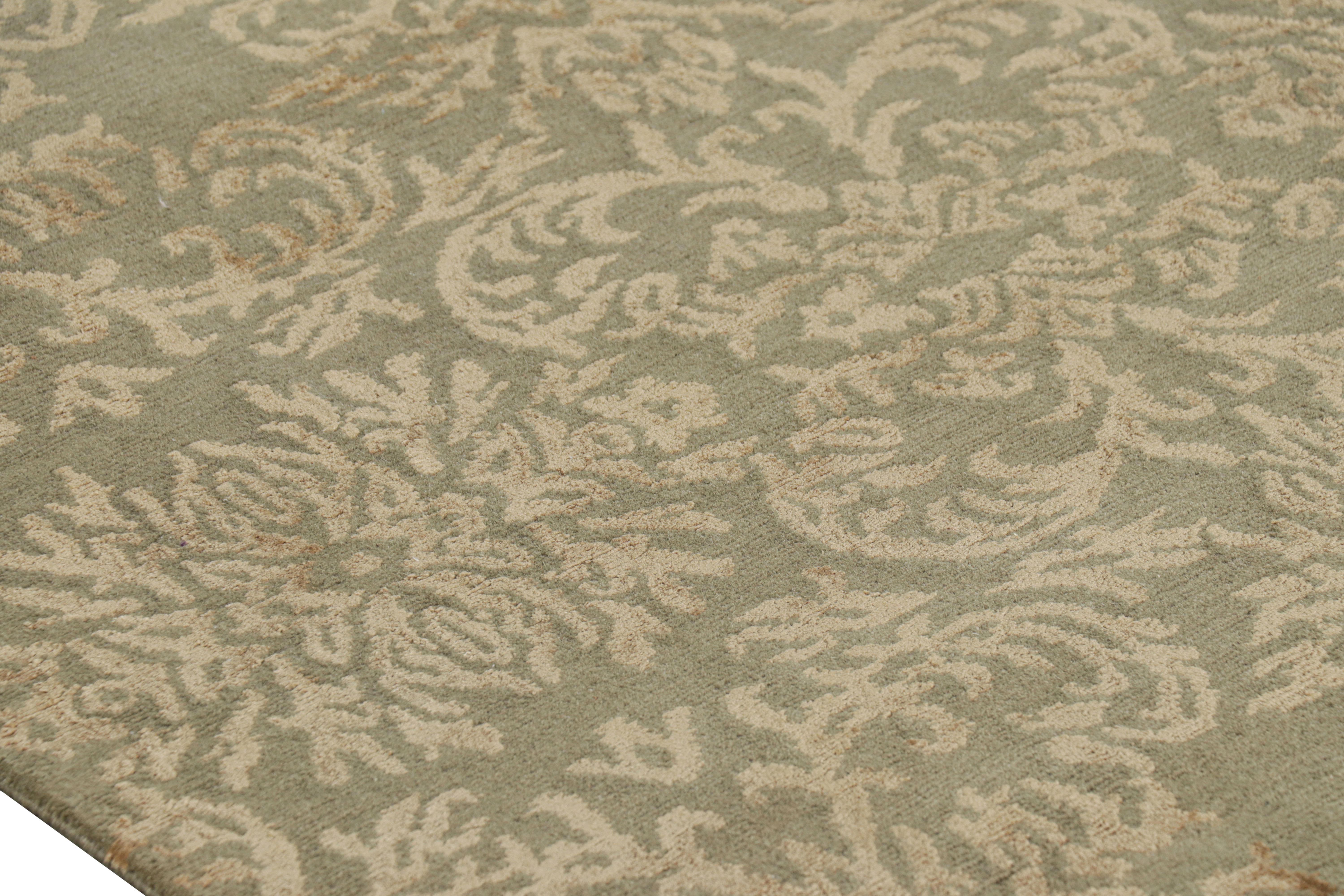 Nepalese Tappeto Rug & Kilim in stile europeo in verde con motivi arabescati in beige-marrone in vendita
