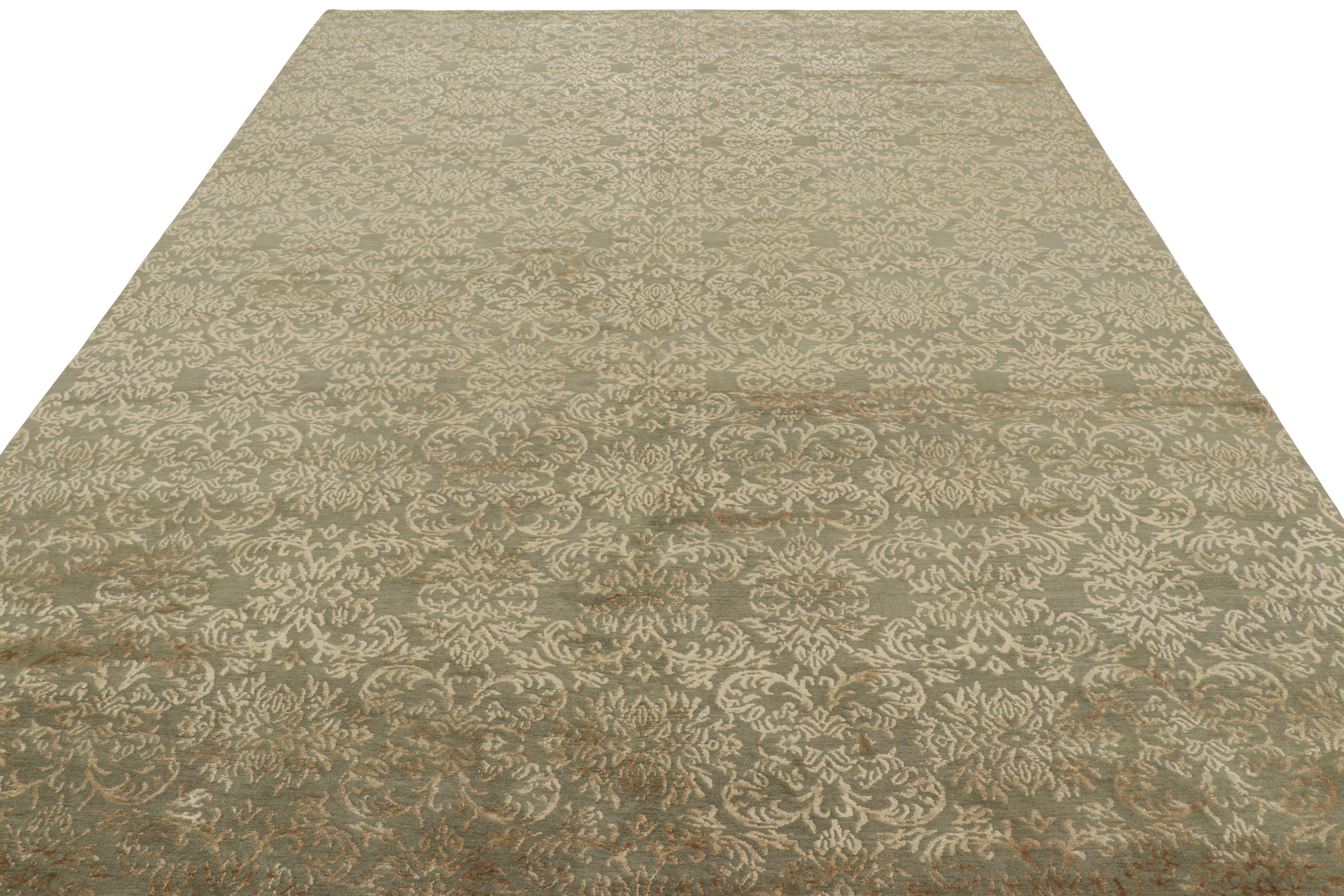 Annodato a mano Tappeto Rug & Kilim in stile europeo in verde con motivi arabescati in beige-marrone in vendita