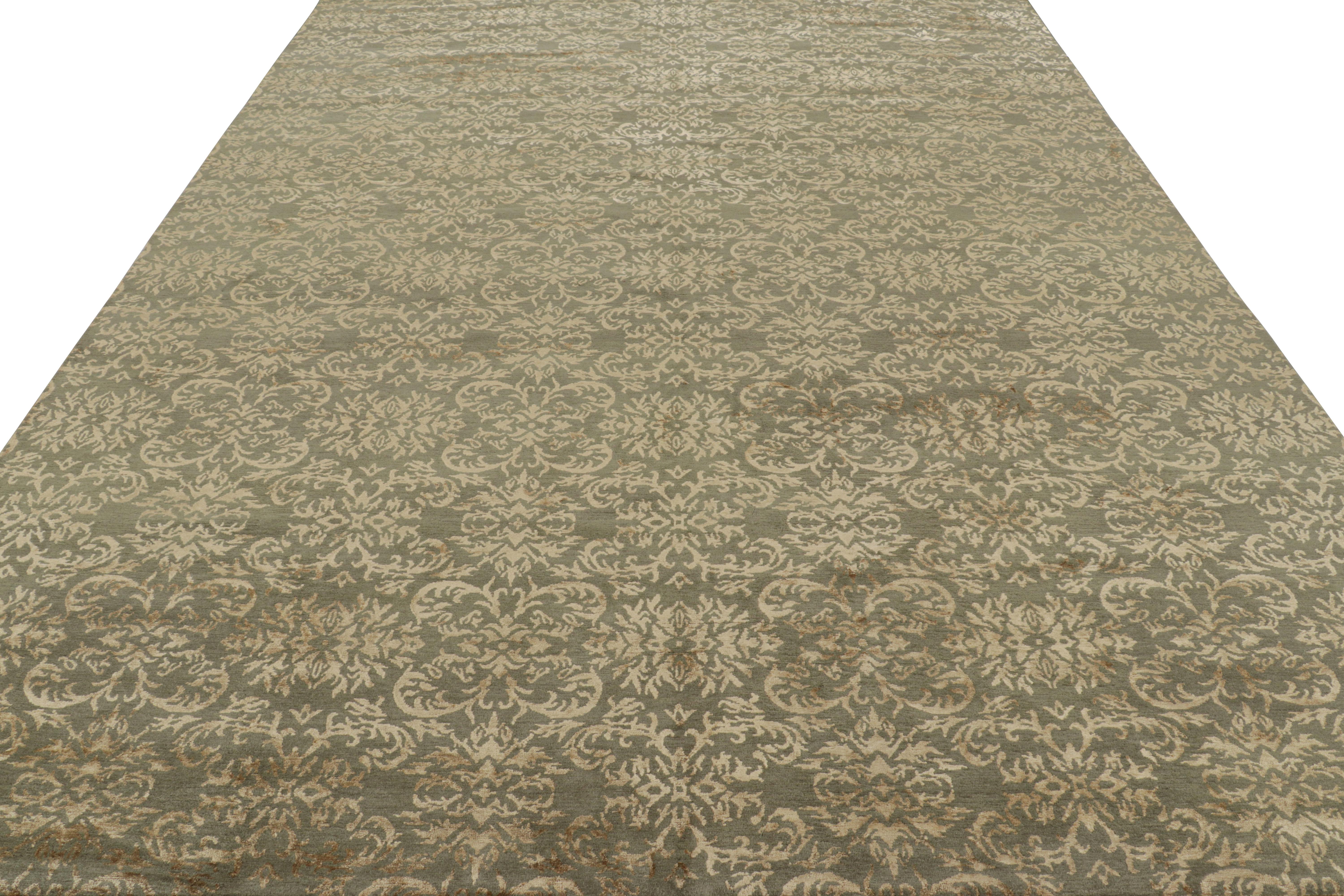 Rug & Kilim's Teppich im europäischen Stil in Grün mit arabesken Mustern in Beige-Braun (Handgeknüpft) im Angebot