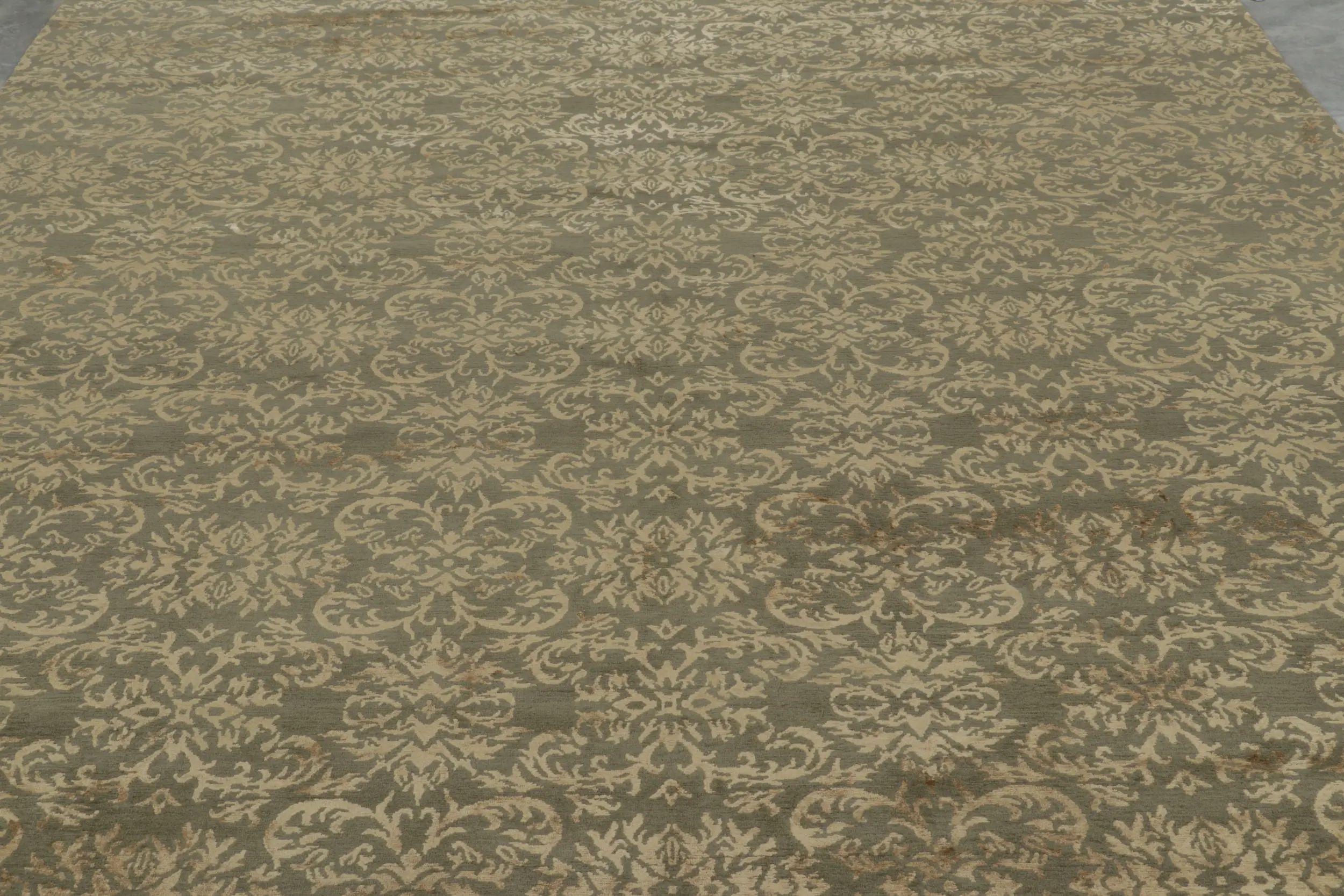 Rug & Kilim's Teppich im europäischen Stil in Grün mit arabesken Mustern in Beige-Braun (Nepalesisch) im Angebot