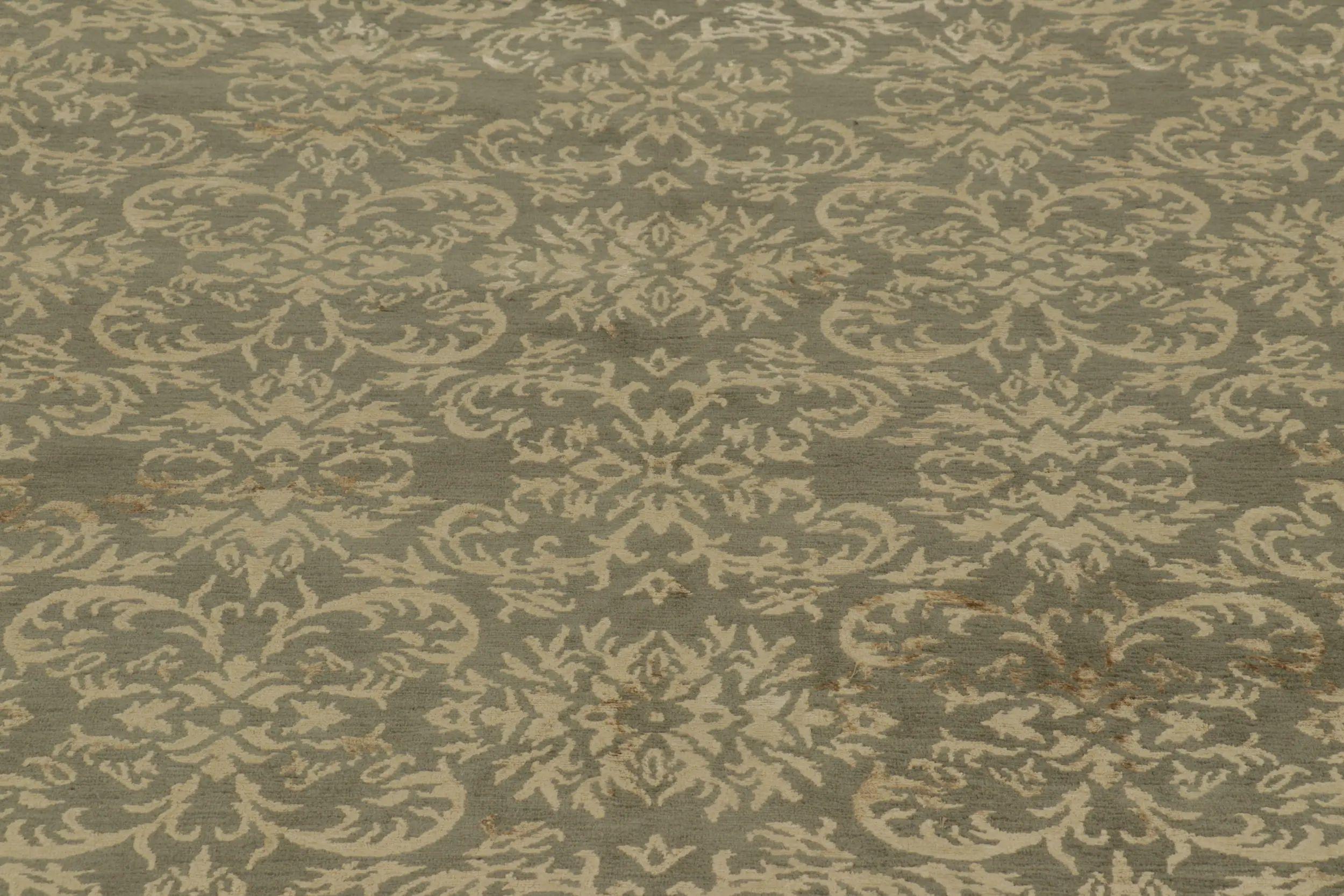 Rug & Kilim's Teppich im europäischen Stil in Grün mit arabesken Mustern in Beige-Braun (Handgeknüpft) im Angebot