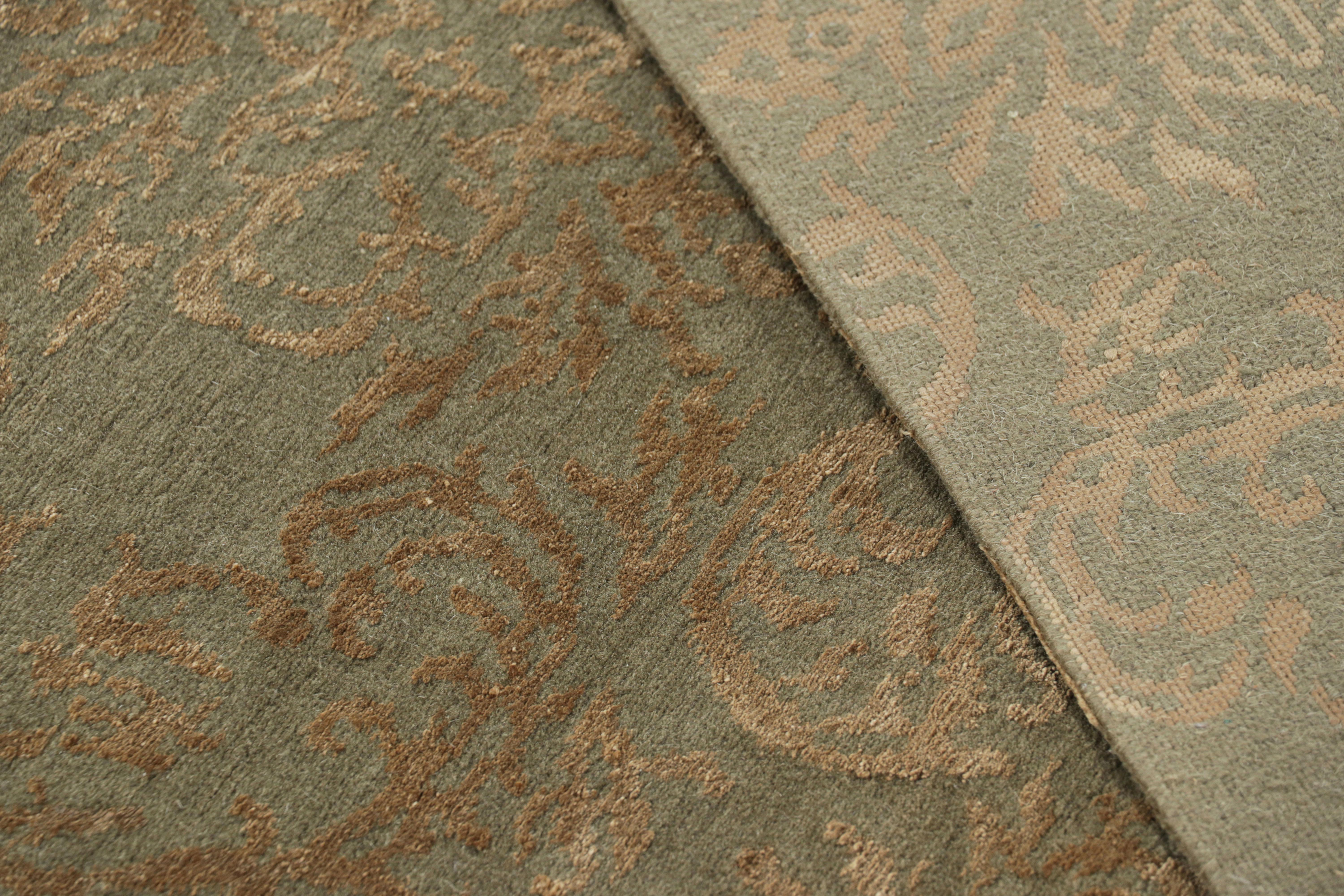 Rug & Kilim's Teppich im europäischen Stil in Grün mit arabesken Mustern in Beige-Braun im Angebot 1