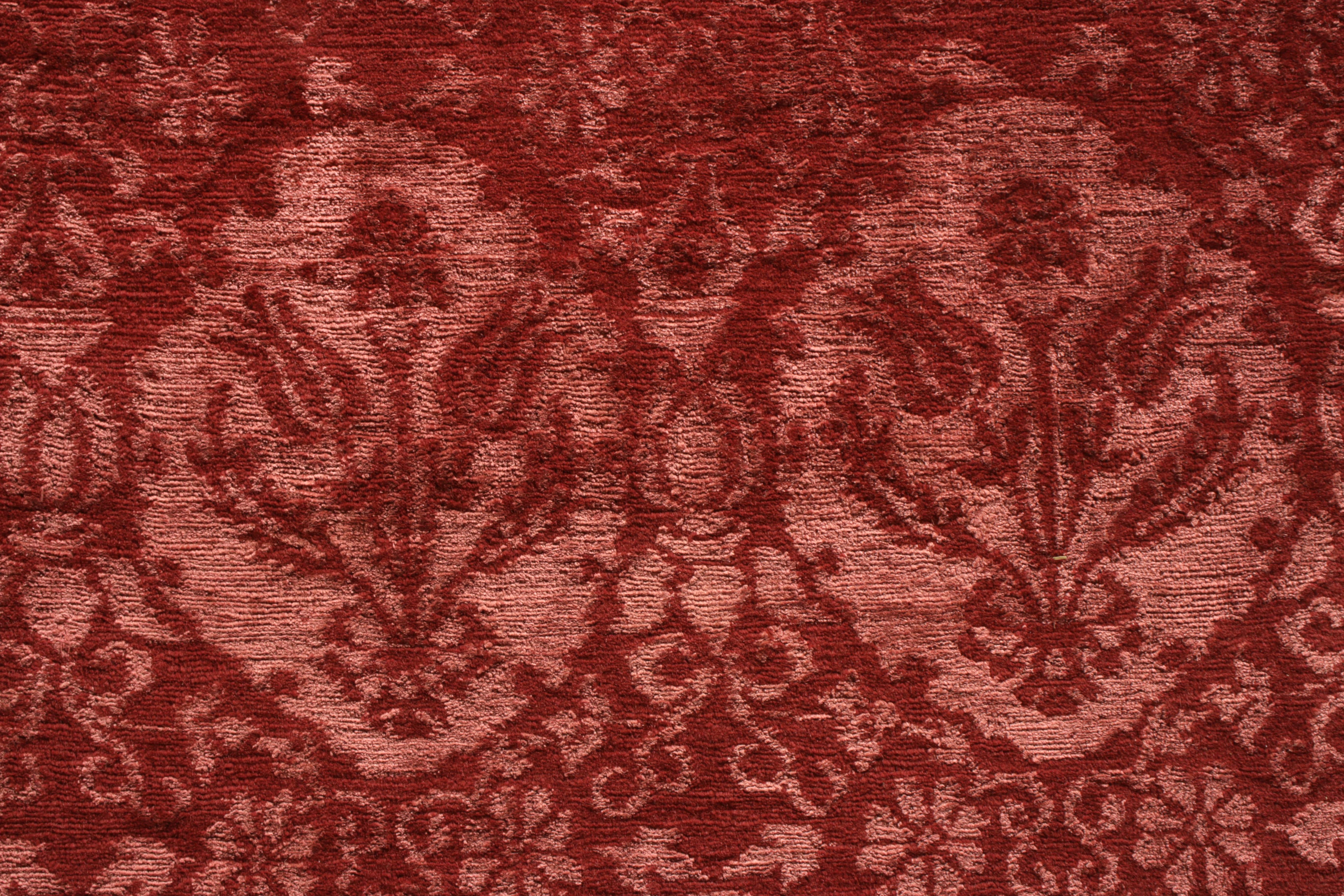 Noué à la main Rug & Kilim's European Style Rug in Red Pink Floral Pattern (tapis de style européen à motif floral rouge et rose) en vente
