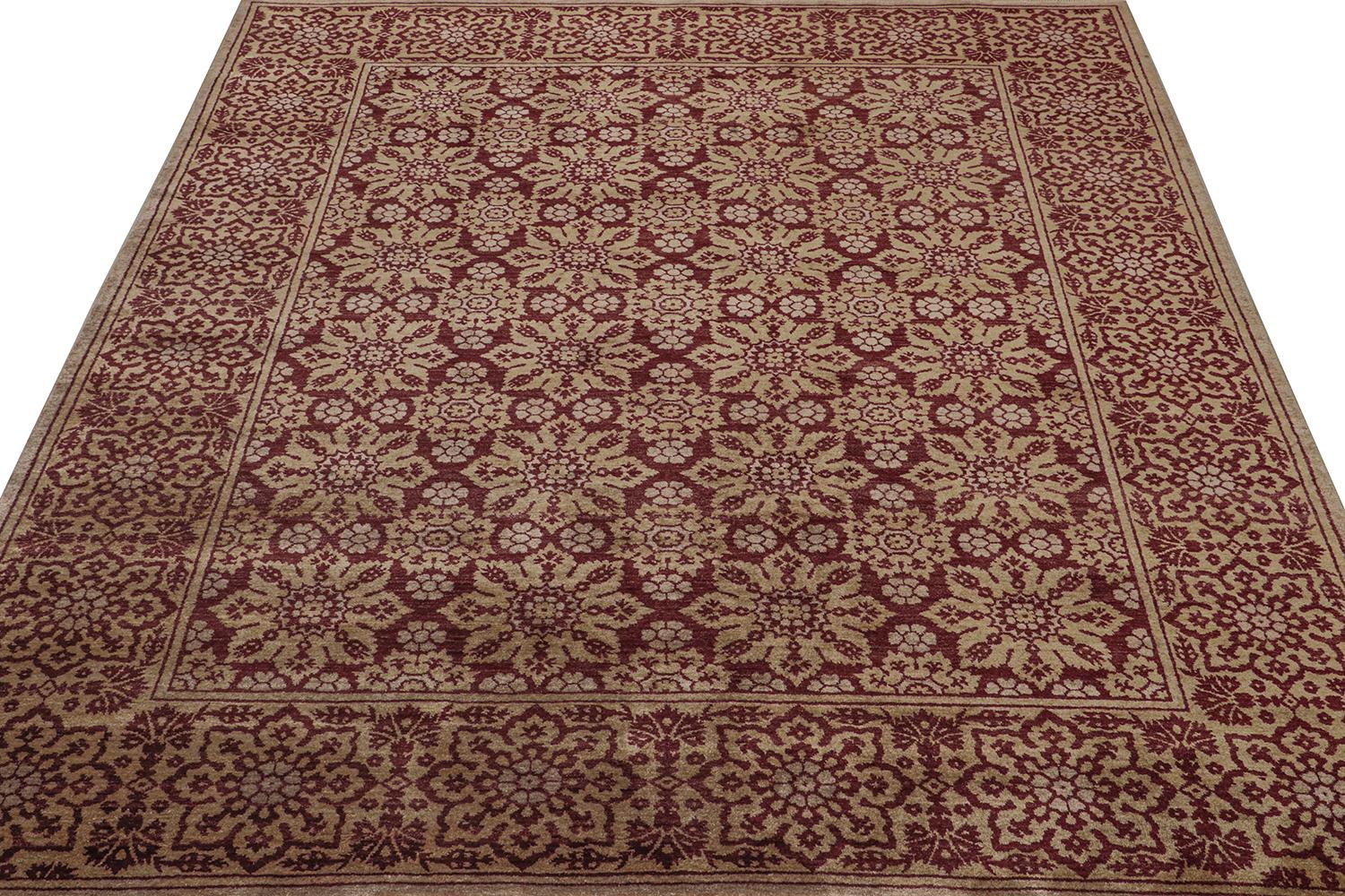Rug & Kilim's Teppich im europäischen Stil mit kastanienbraunem und goldenem Blumenmuster (Indisch) im Angebot