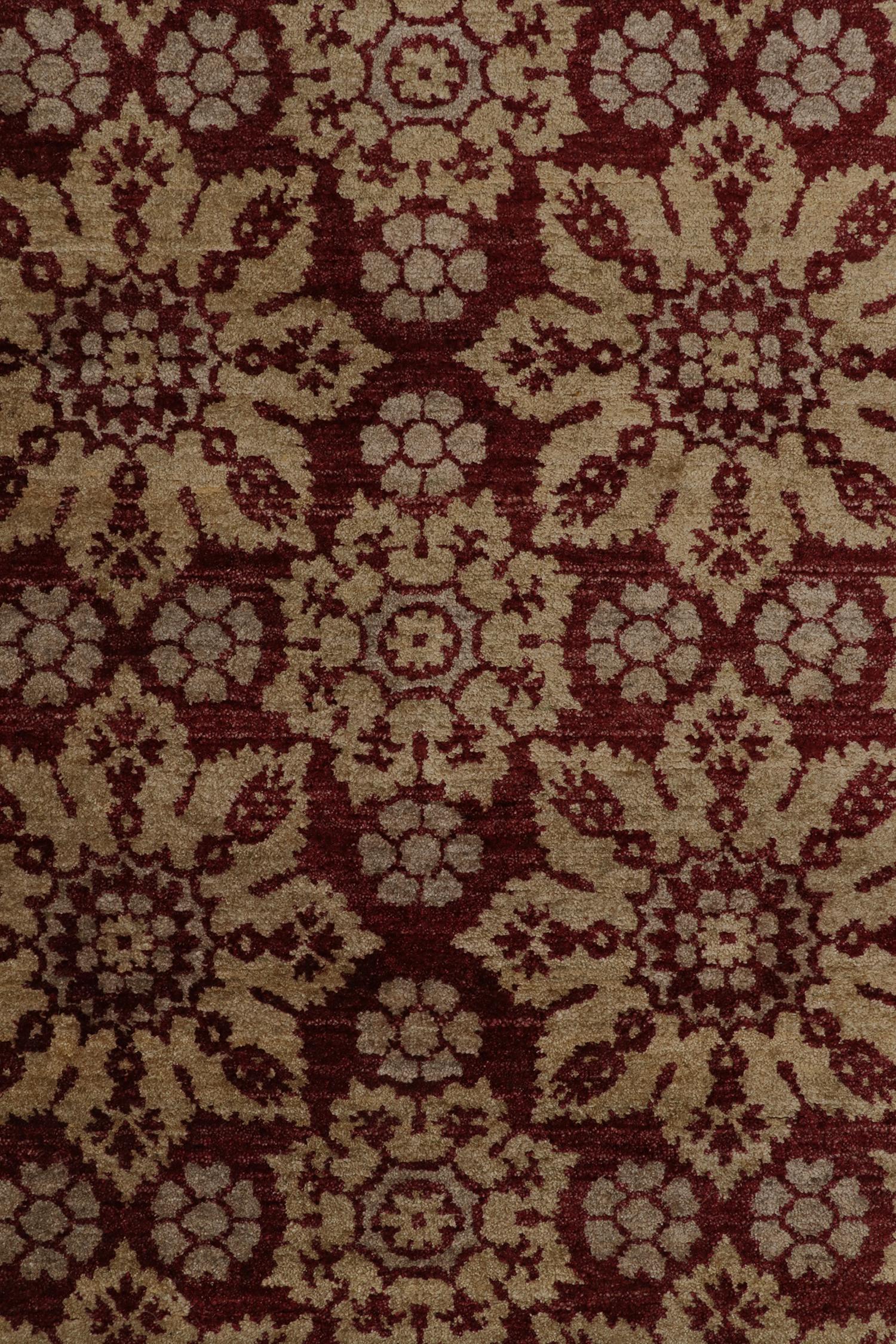 Rug & Kilim's Teppich im europäischen Stil mit kastanienbraunem und goldenem Blumenmuster (21. Jahrhundert und zeitgenössisch) im Angebot