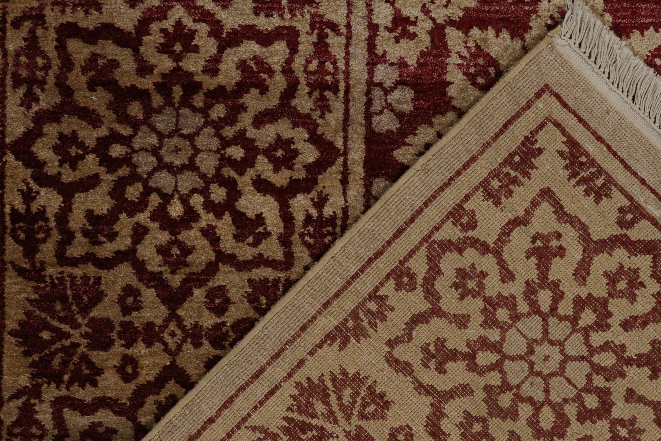 Rug & Kilim's Teppich im europäischen Stil mit kastanienbraunem und goldenem Blumenmuster (Wolle) im Angebot