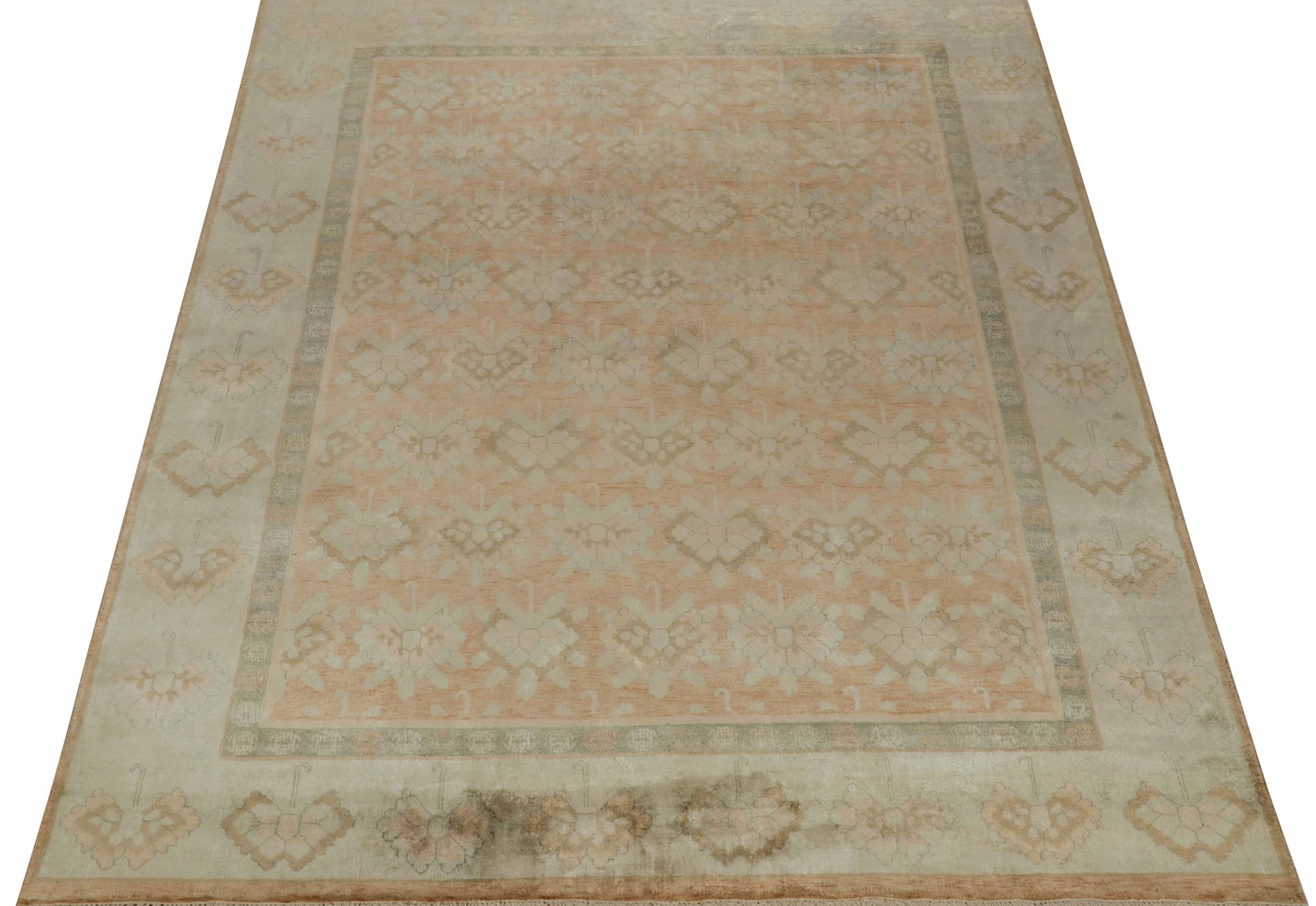 Khotan Rug & Kilim - Tappeto in stile europeo con motivi floreali arancioni, blu e rosa in vendita