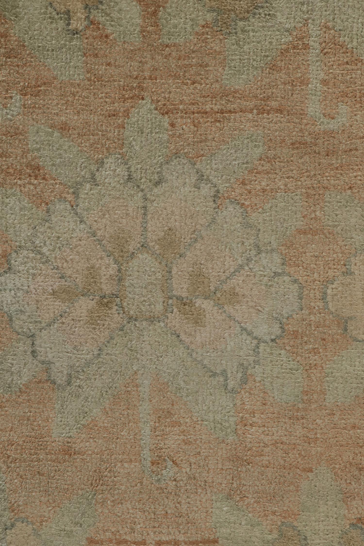 Rug & Kilim - Tappeto in stile europeo con motivi floreali arancioni, blu e rosa In condizioni Nuovo in vendita a Long Island City, NY