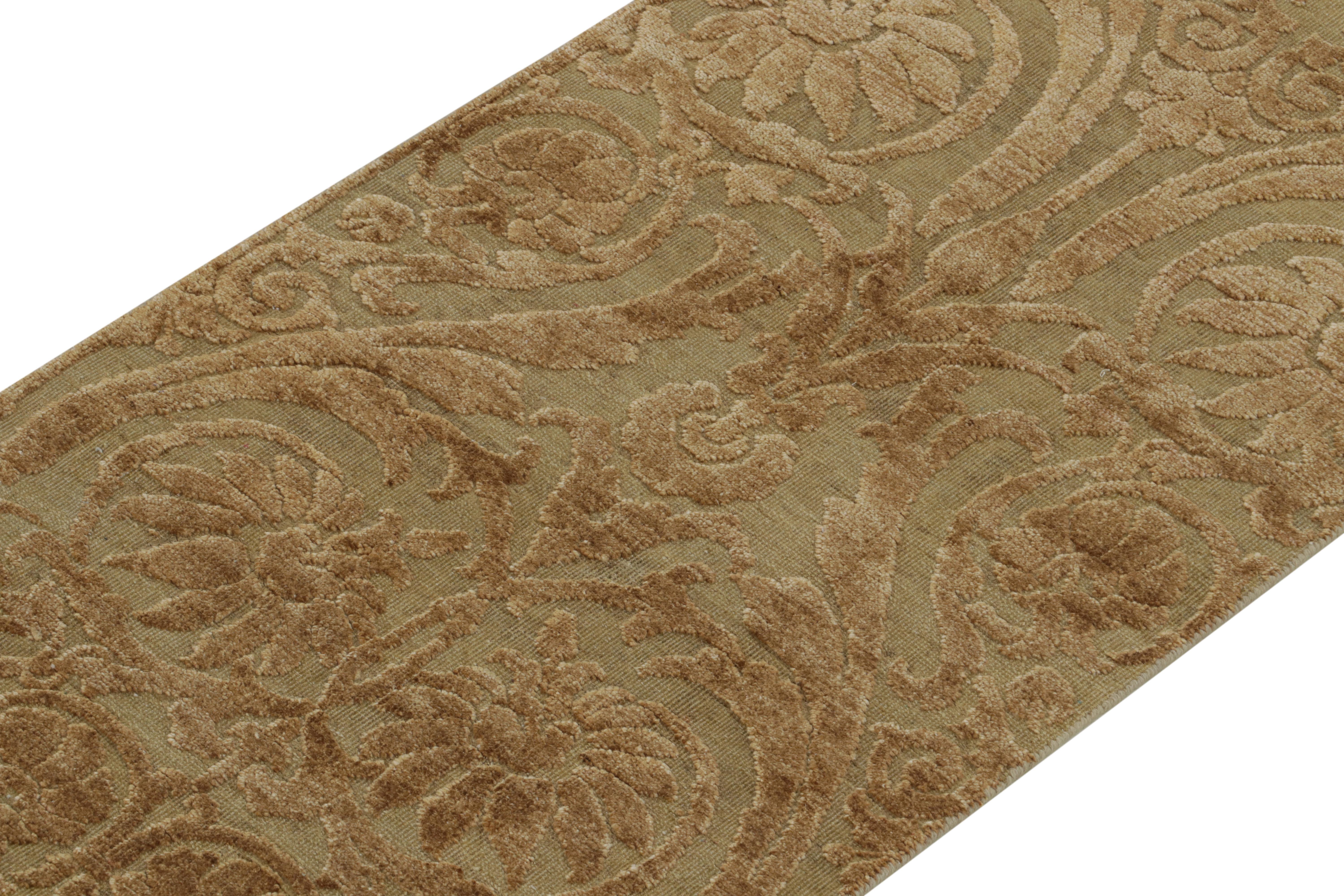 Traves de Mesa Estilo Europeo de Rug & Kilim en Beige con Motivos Florales Marrones Anudado a mano en venta
