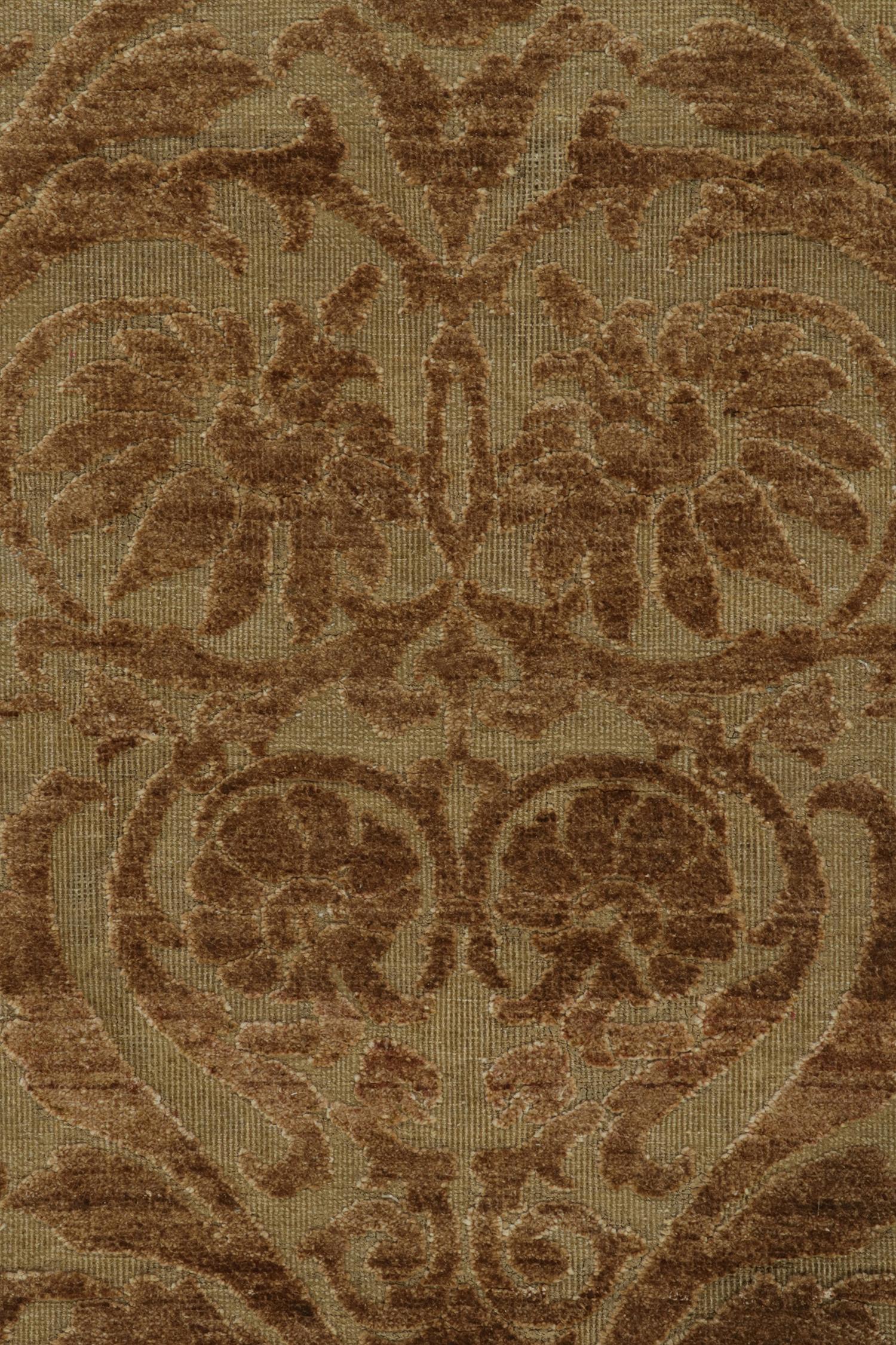 Traves de Mesa Estilo Europeo de Rug & Kilim en Beige con Motivos Florales Marrones Siglo XXI y contemporáneo en venta