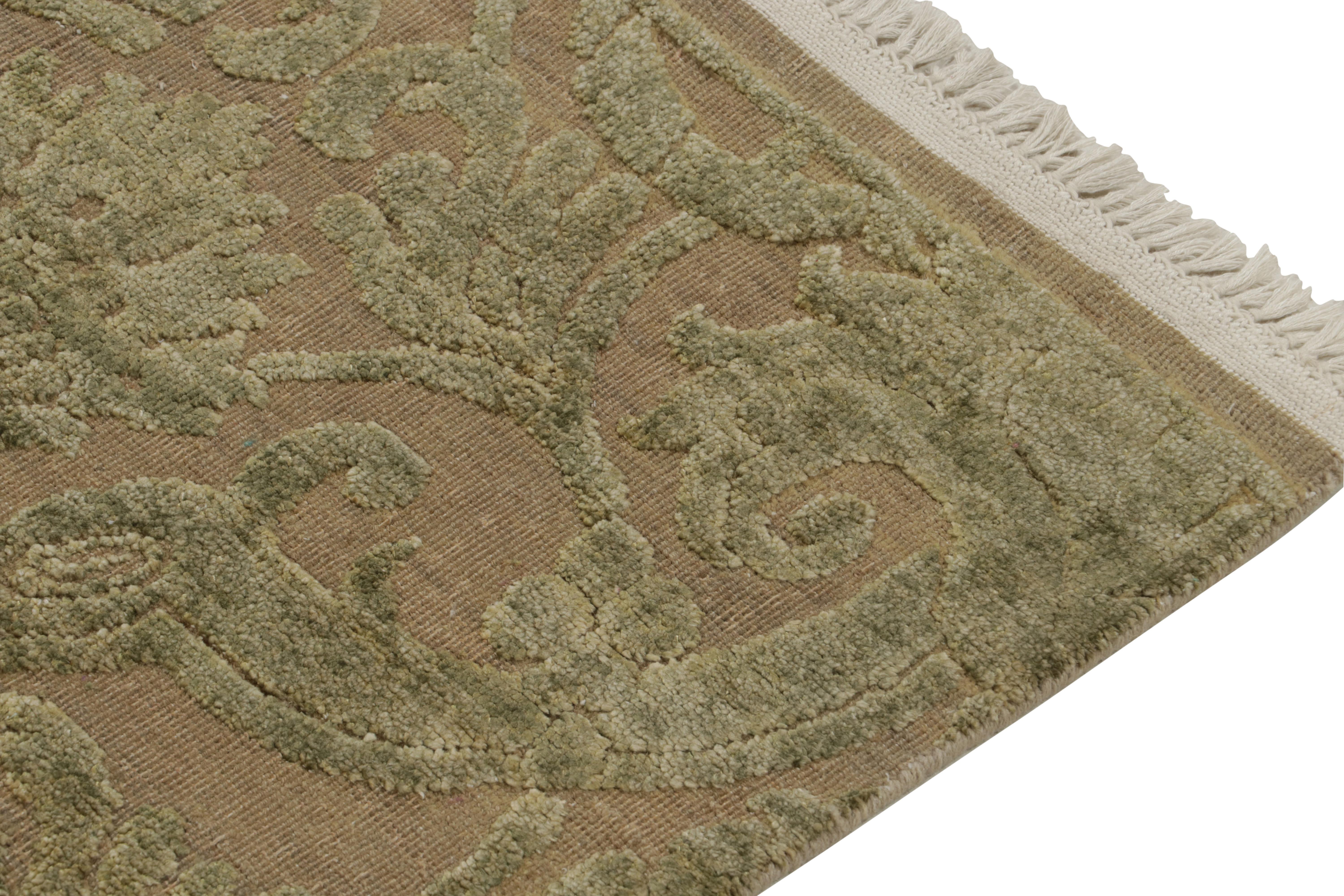 Rug & Kilim's European Style Runner in Beige mit grünen Blumenmustern im Zustand „Neu“ im Angebot in Long Island City, NY