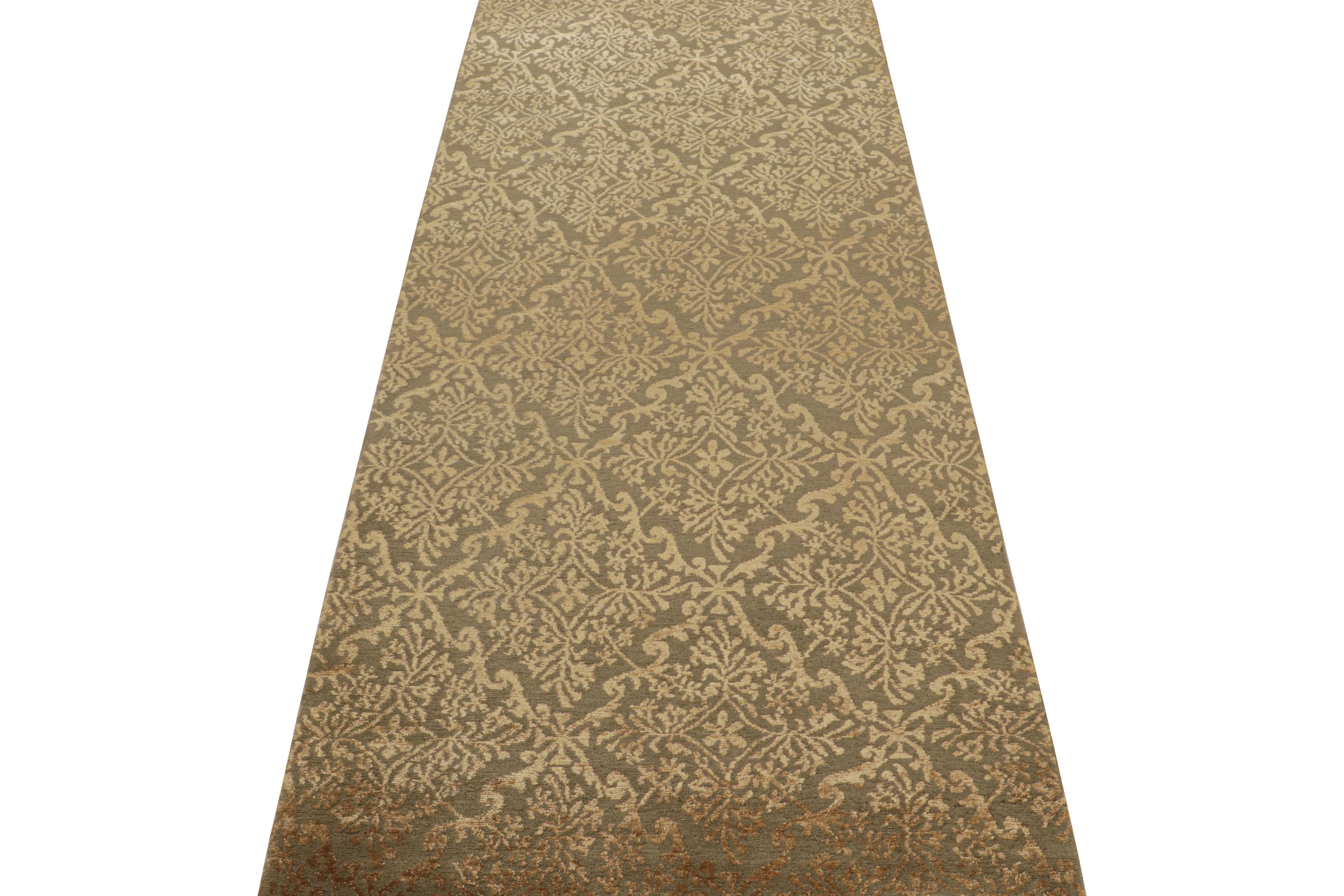 Rug & Kilim's Läufer im europäischen Stil in Brown und Gold Florals Cordoba (Nepalesisch) im Angebot