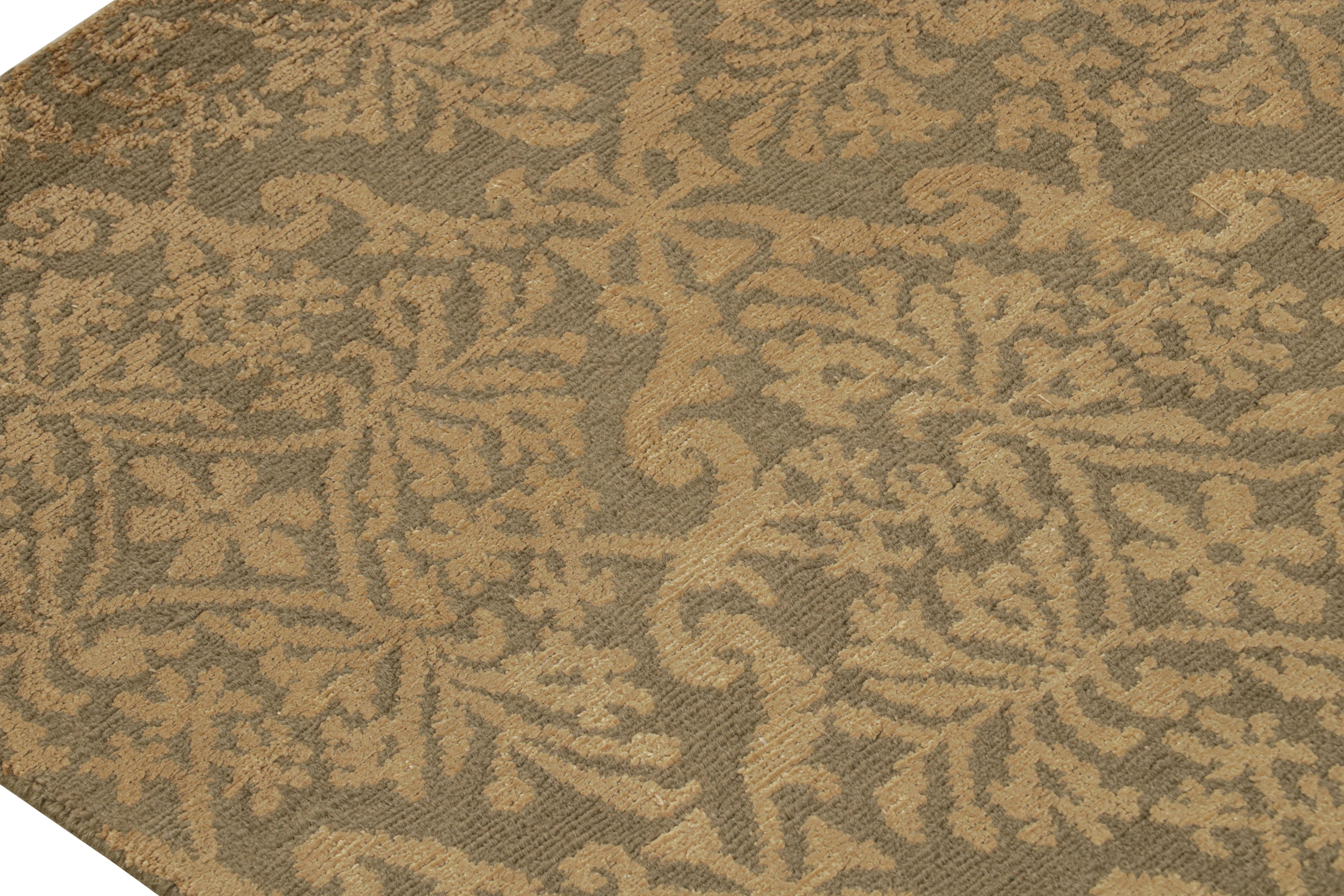 Rug & Kilim's Läufer im europäischen Stil in Brown und Gold Florals Cordoba im Zustand „Neu“ im Angebot in Long Island City, NY