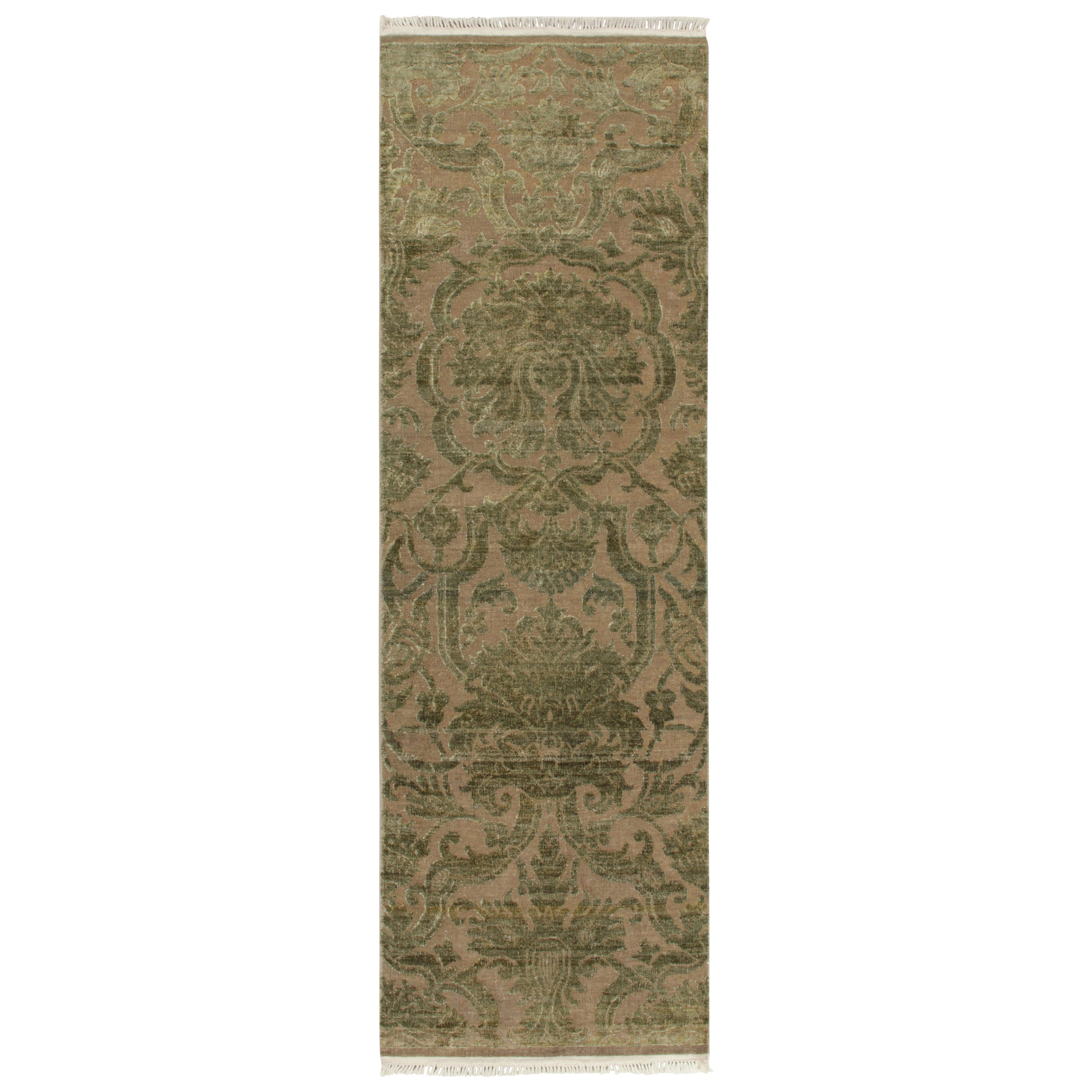 Runner in stile europeo di Rug & Kilim in beige con motivi floreali verdi