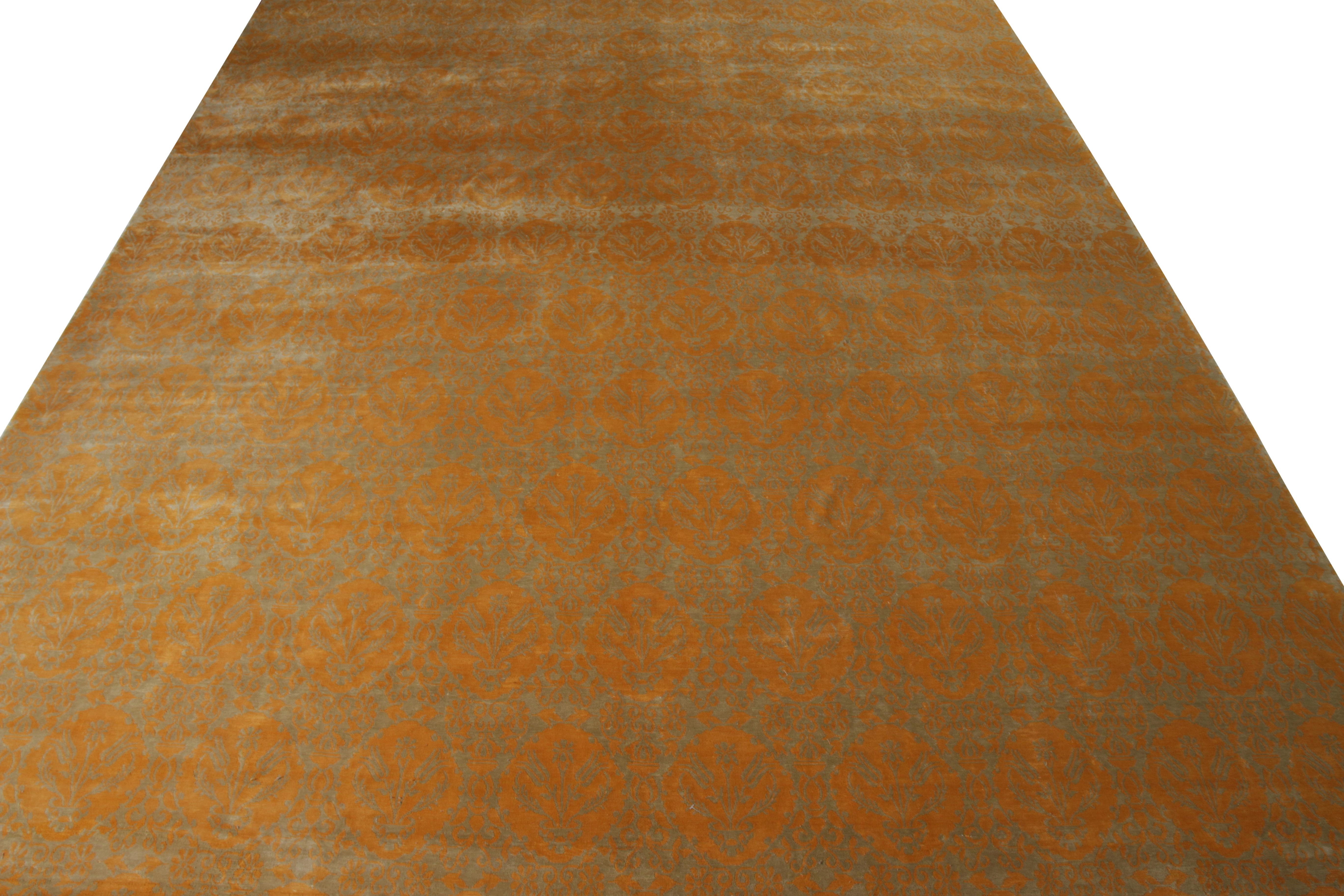 Dieser 11 x 14 große Teppich aus der European Collection'S von Rug & Kilim ist handgeknüpft und besteht aus glänzender Seide, die ein Spiel aus Gold und subtilen Grüntönen ergänzt. Er ist ein Beispiel für eine moderne Adaption des Medici-Musters in