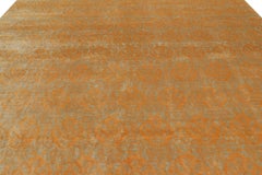 Rug & Kilim's Europäischer Teppich in Gold und Grün mit floralen Mustern Medici
