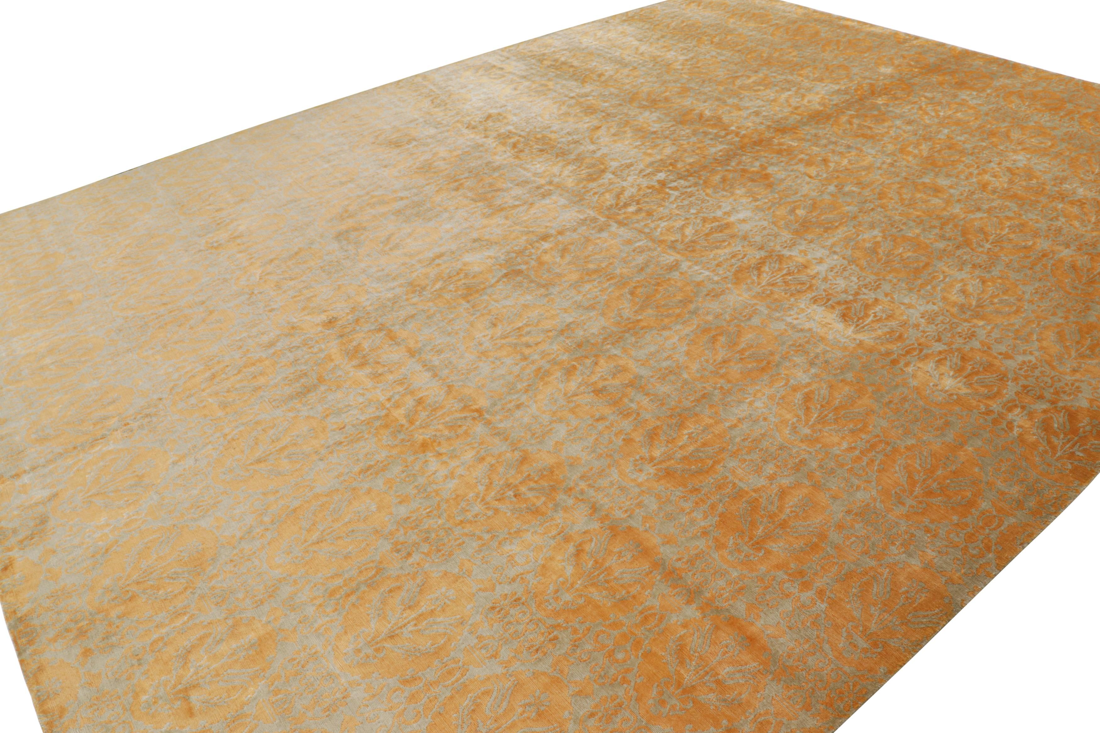 Rug & Kilim's Europäischer Teppich in Gold und Grün mit floralen Mustern Medici (Nepalesisch) im Angebot