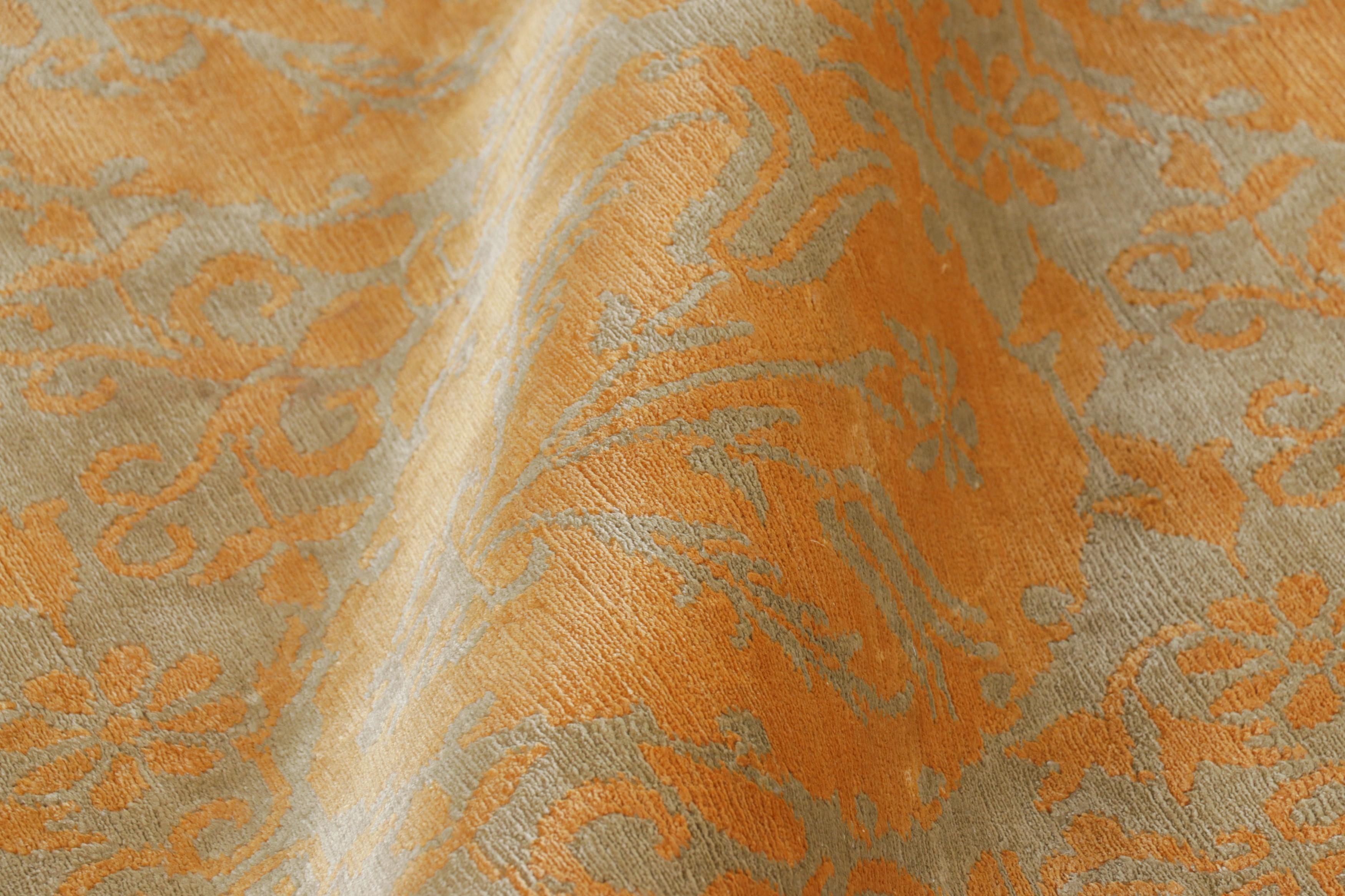 Rug & Kilim's Europäischer Teppich in Gold und Grün mit floralen Mustern Medici (21. Jahrhundert und zeitgenössisch) im Angebot