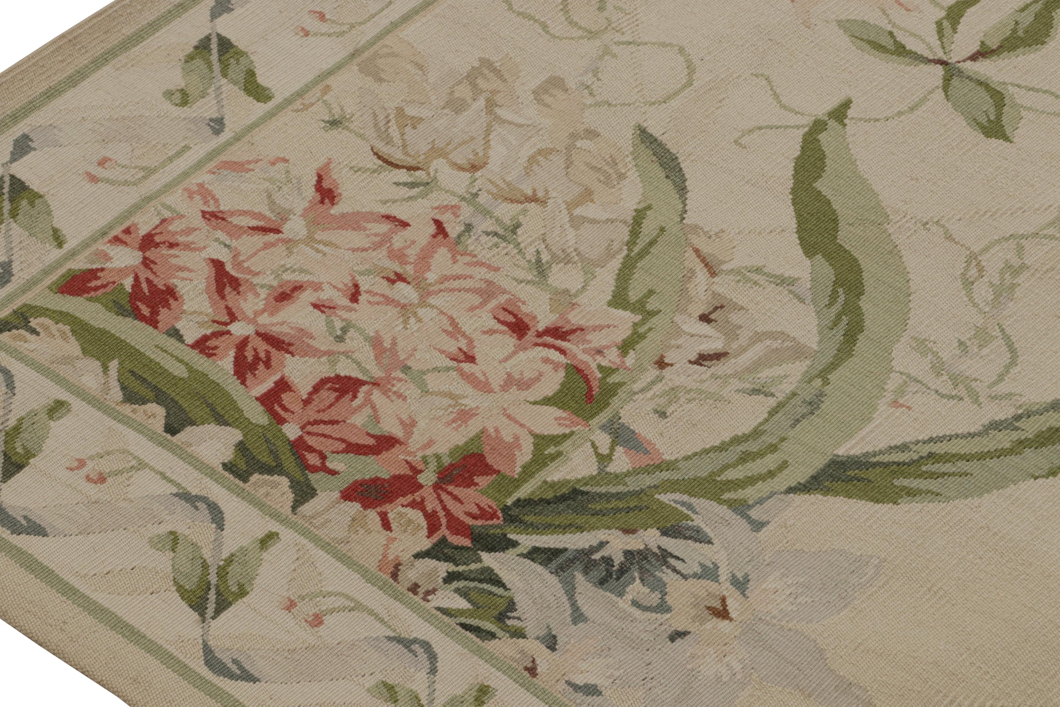 Rug & Kilims europäischer Tudor-Flachgewebe-Teppich in Beige mit Blumenmustern (Handgeknüpft) im Angebot