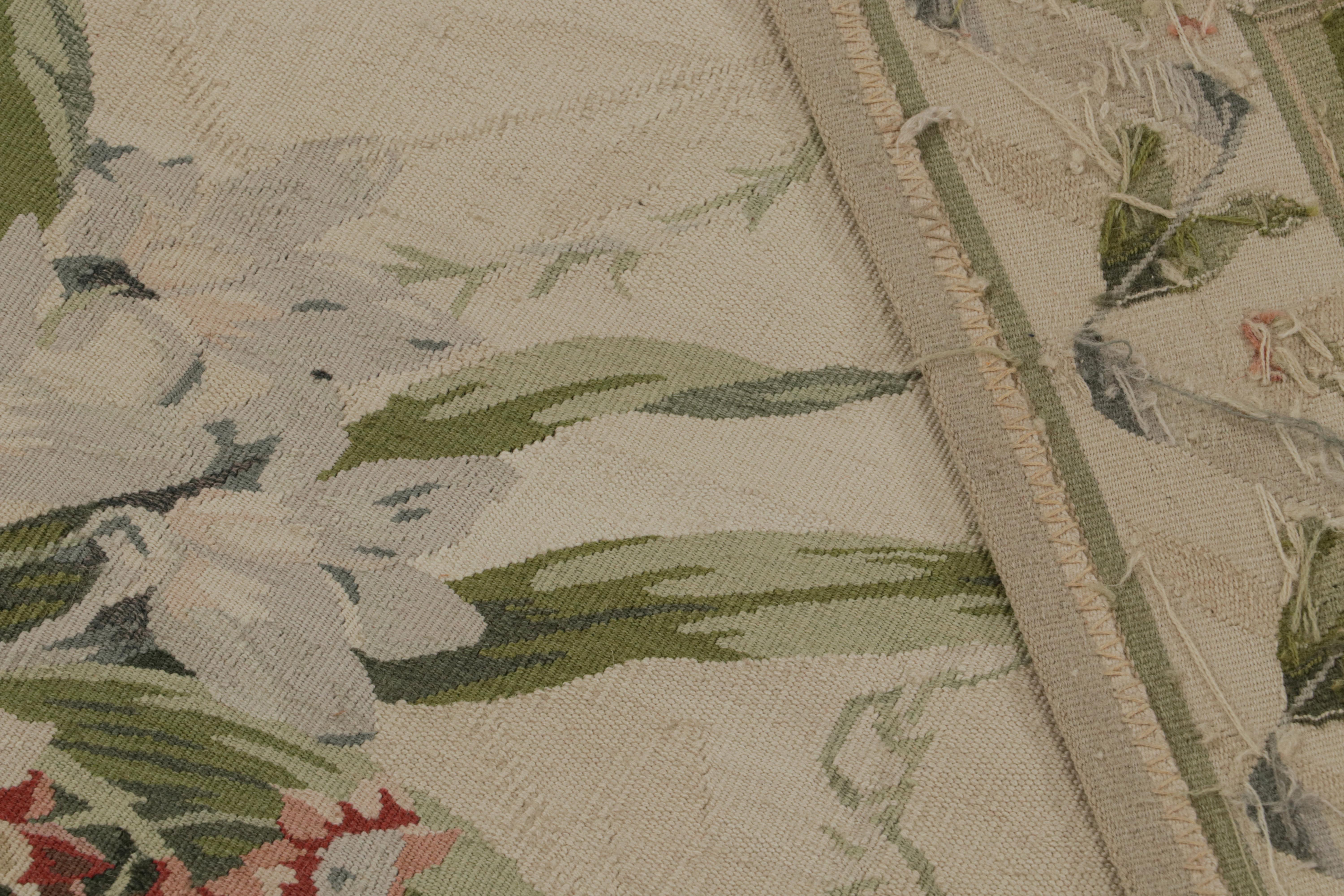 Rug & Kilims europäischer Tudor-Flachgewebe-Teppich in Beige mit Blumenmustern (21. Jahrhundert und zeitgenössisch) im Angebot