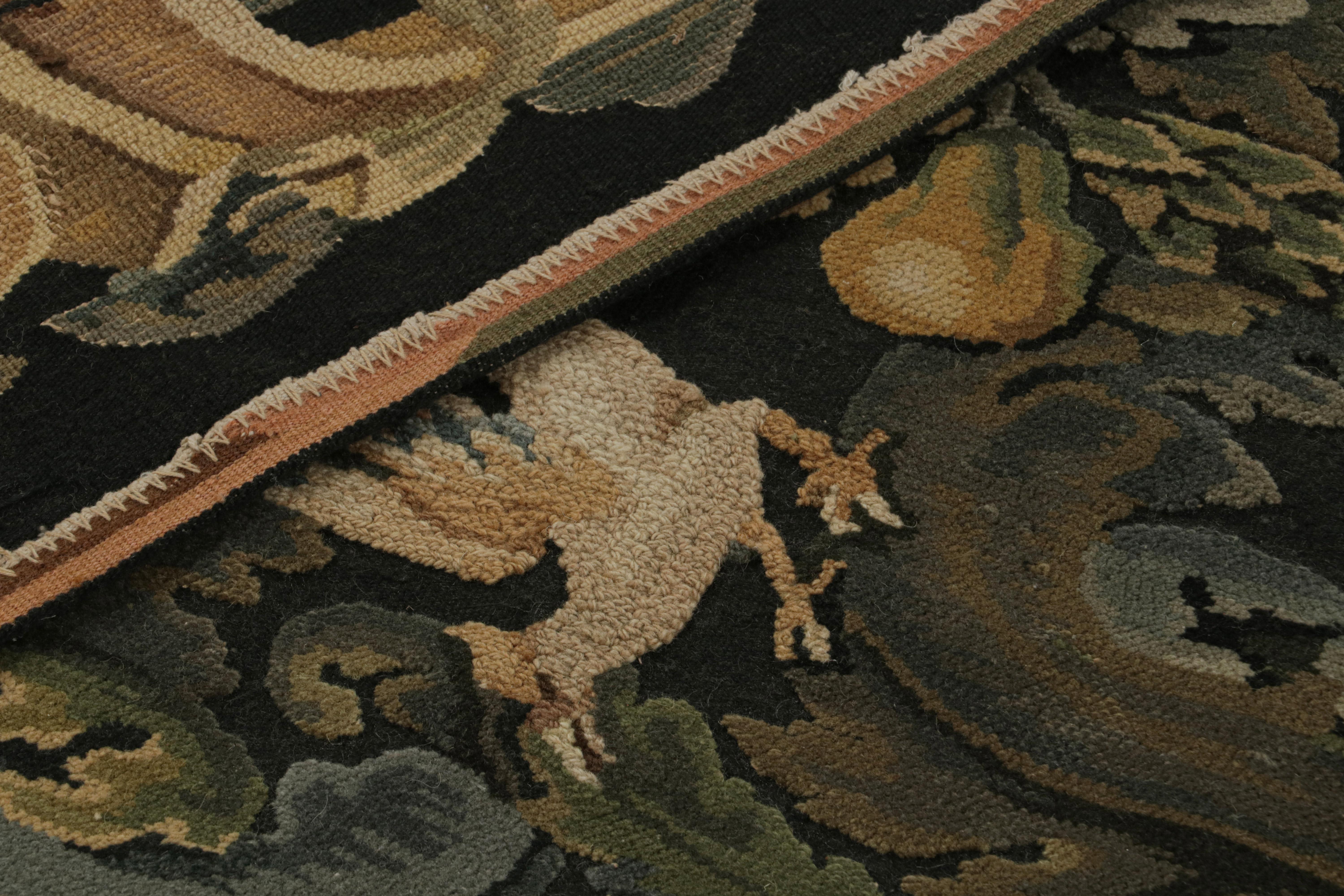 Rug & Kilim's Europäischer Tudor-Flachgewebe-Teppich mit Blumenmustern und Illustrationen (21. Jahrhundert und zeitgenössisch) im Angebot