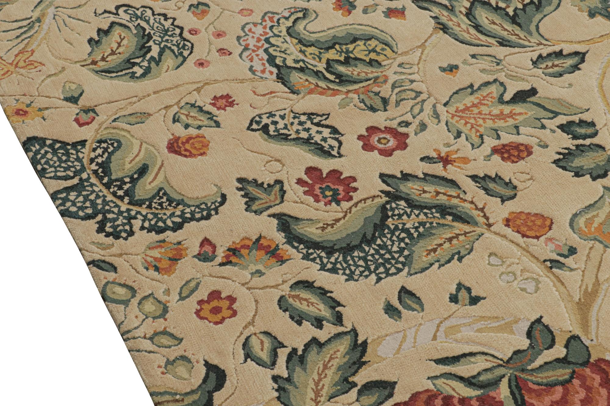 Europäisches Flachgewebe im Tudor-Stil von Rug & Kilim in Beige mit floralem Muster in Petrol (Chinesisch) im Angebot